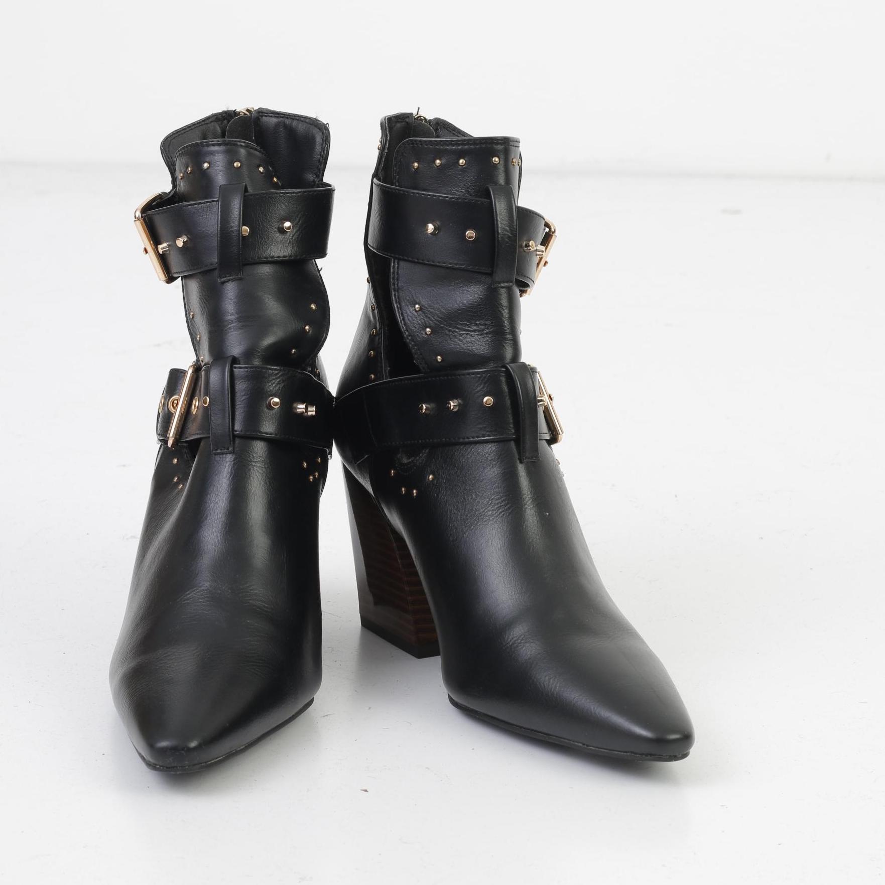 Truffle collection women black solid hot sale heeled boots