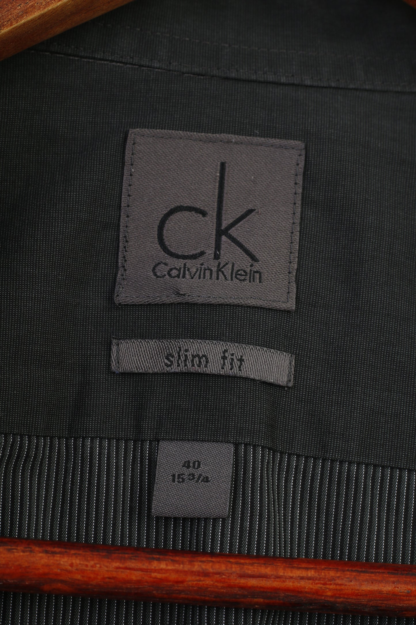 Calvin Klein Uomo 40 15.75 Camicia casual a righe Slim Fit Top in cotone grigio scuro a maniche lunghe con colletto