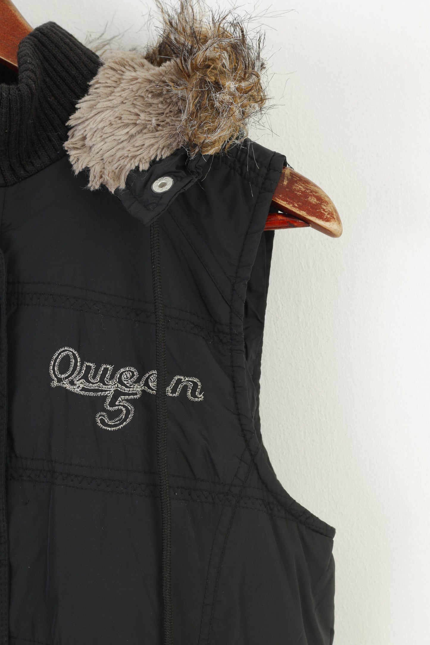 Gilet da donna Queen S scaldacollo nero trapuntato con cerniera in nylon con cappuccio in pelliccia vintage 