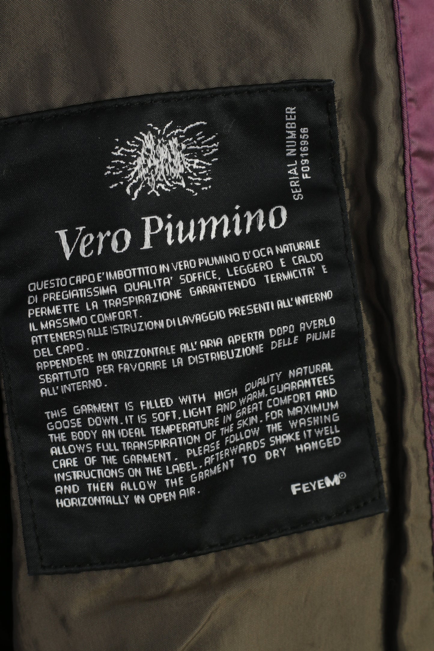 Giacca da donna Feyem viola nylon lucido imbottita lunga realizzata in Italia con cerniera intera colletto con bottoni a pressione