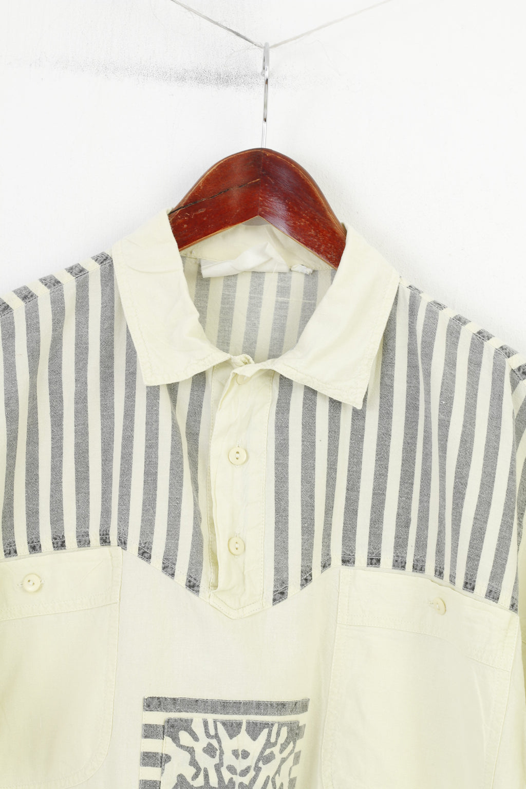 Polo vintage da uomo in cotone giallo con tasche a maniche corte a righe anni '90 dettagliate e logo vintage 