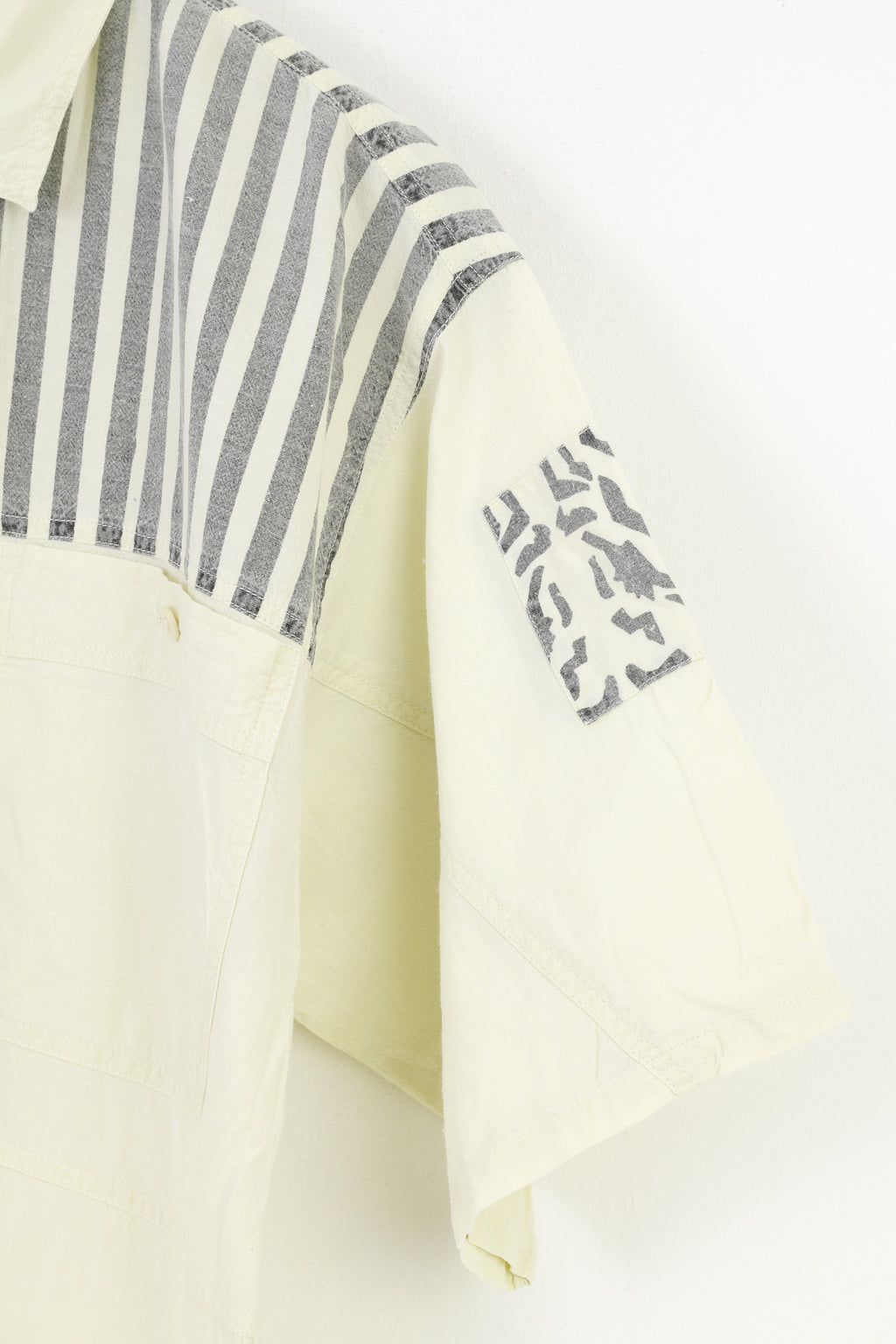 Polo vintage da uomo in cotone giallo con tasche a maniche corte a righe anni '90 dettagliate e logo vintage 