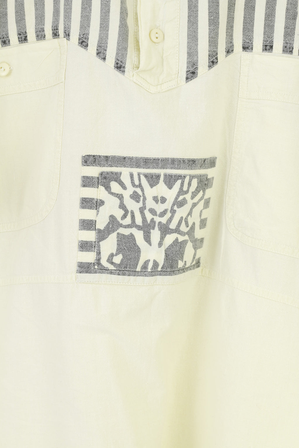 Polo vintage da uomo in cotone giallo con tasche a maniche corte a righe anni '90 dettagliate e logo vintage 