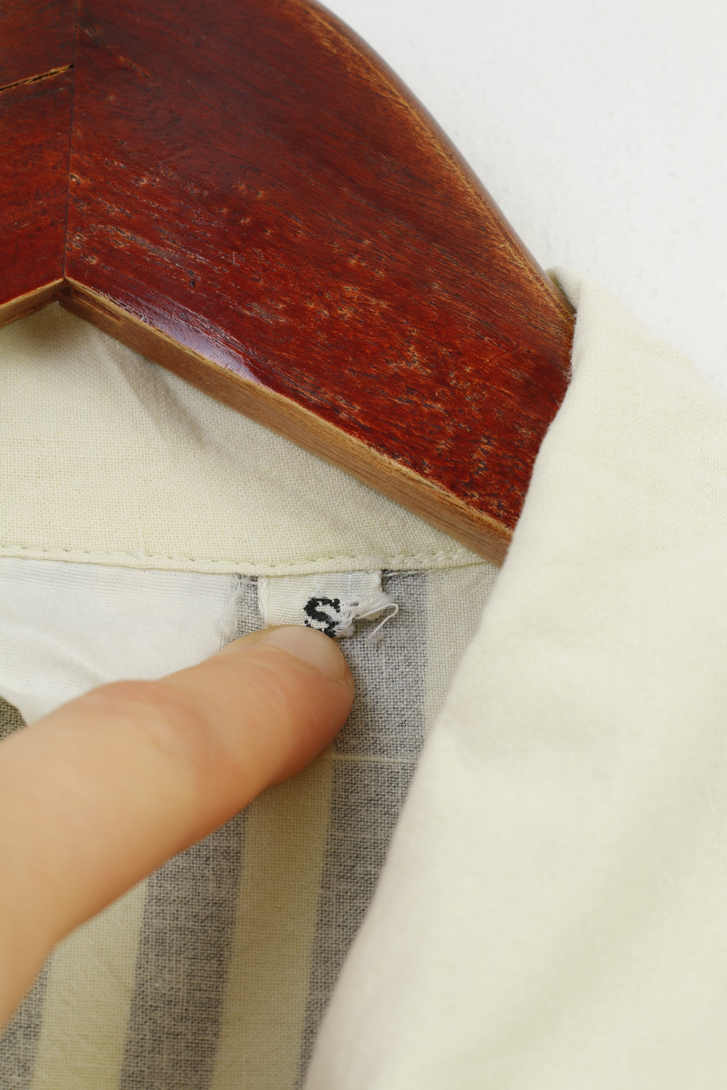 Polo vintage da uomo in cotone giallo con tasche a maniche corte a righe anni '90 dettagliate e logo vintage 