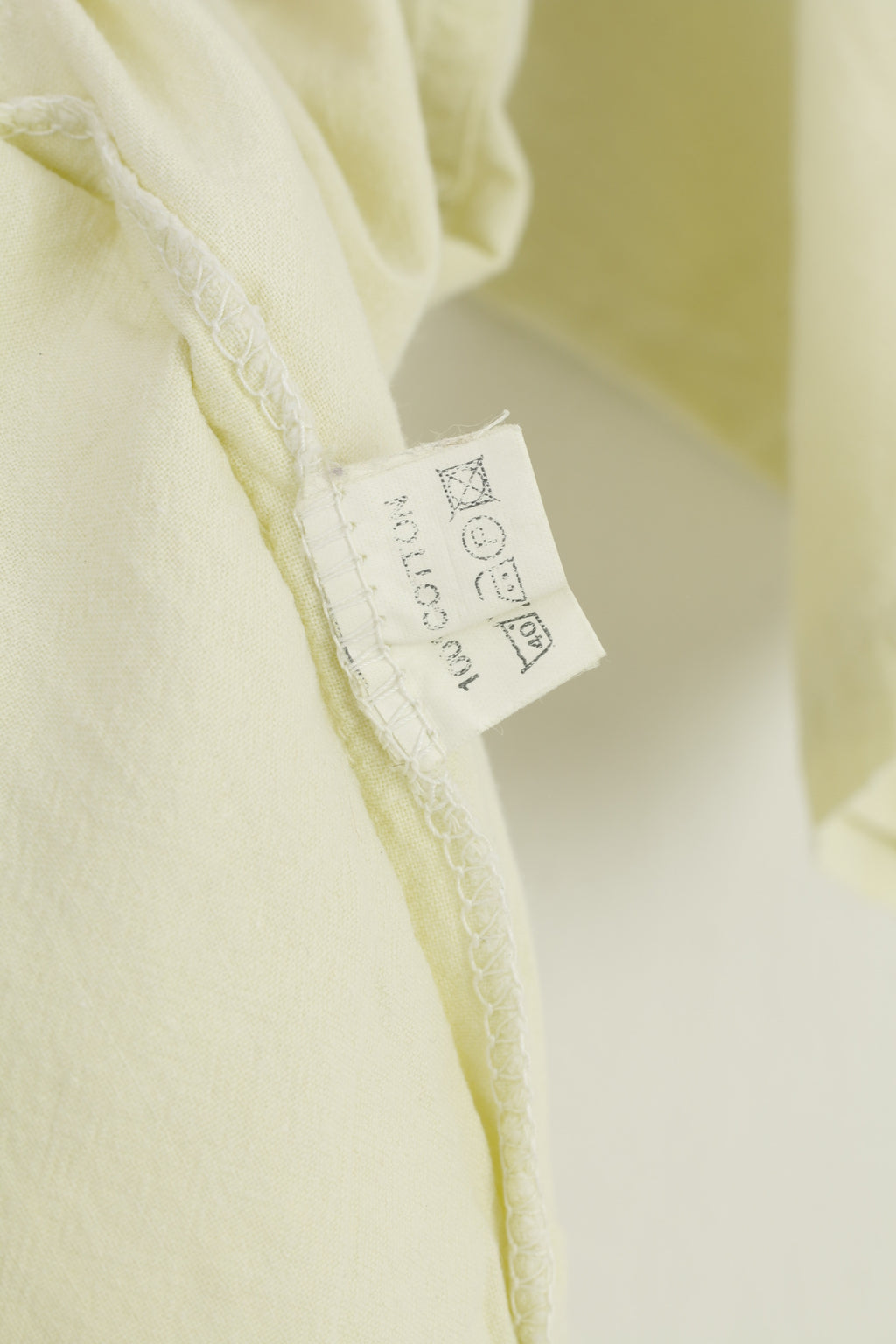 Polo vintage da uomo in cotone giallo con tasche a maniche corte a righe anni '90 dettagliate e logo vintage 