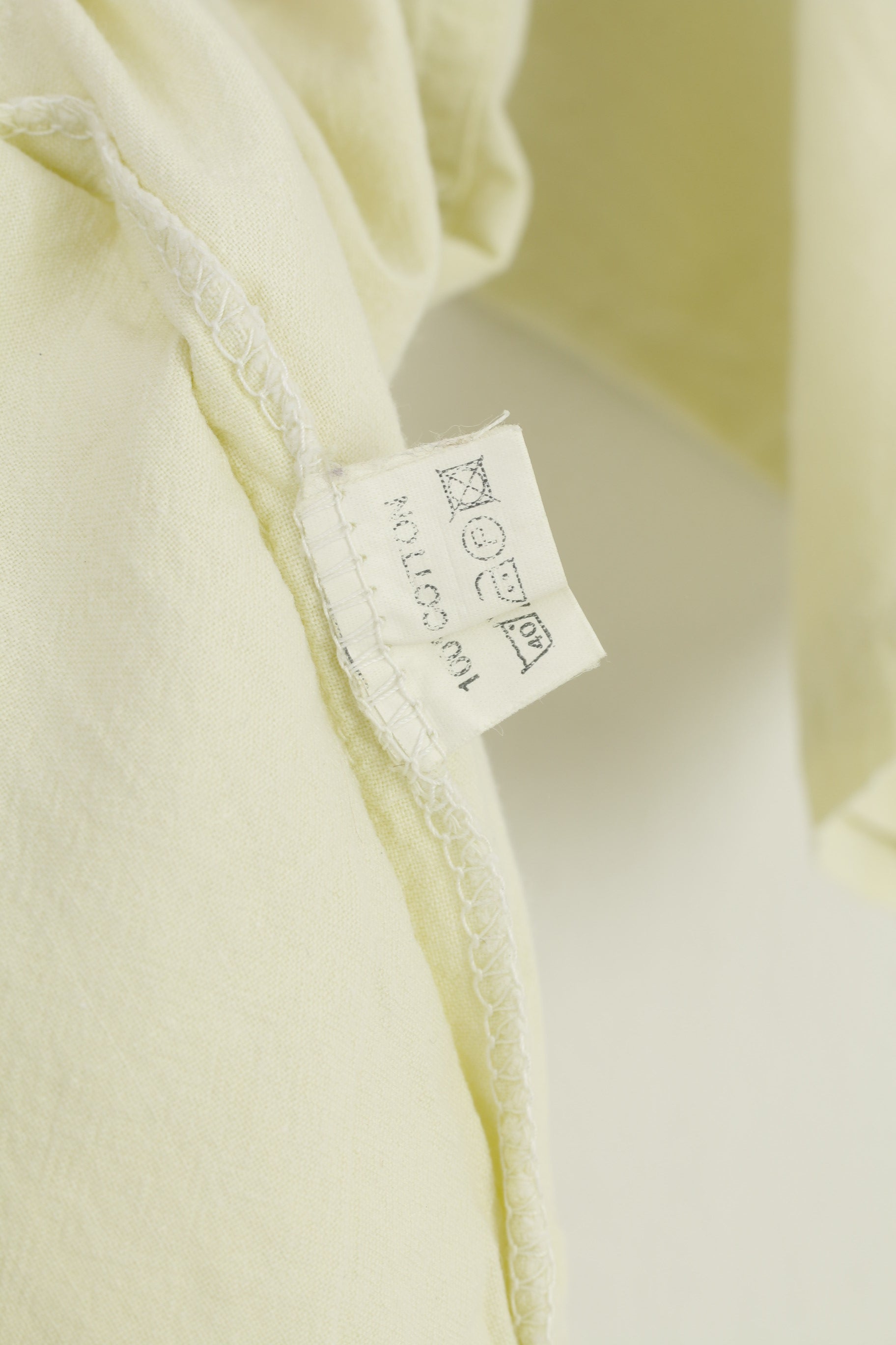 Polo vintage da uomo in cotone giallo con tasche a maniche corte a righe anni '90 dettagliate e logo vintage 