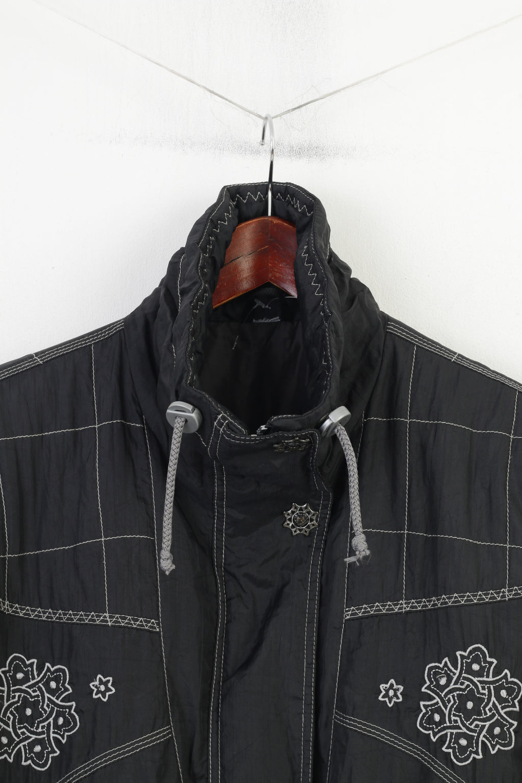 Vintage Women XL Jacket Black Shoulder Pads Full Zipper Nylon Waterproof Padded Vintage Embroidery Top