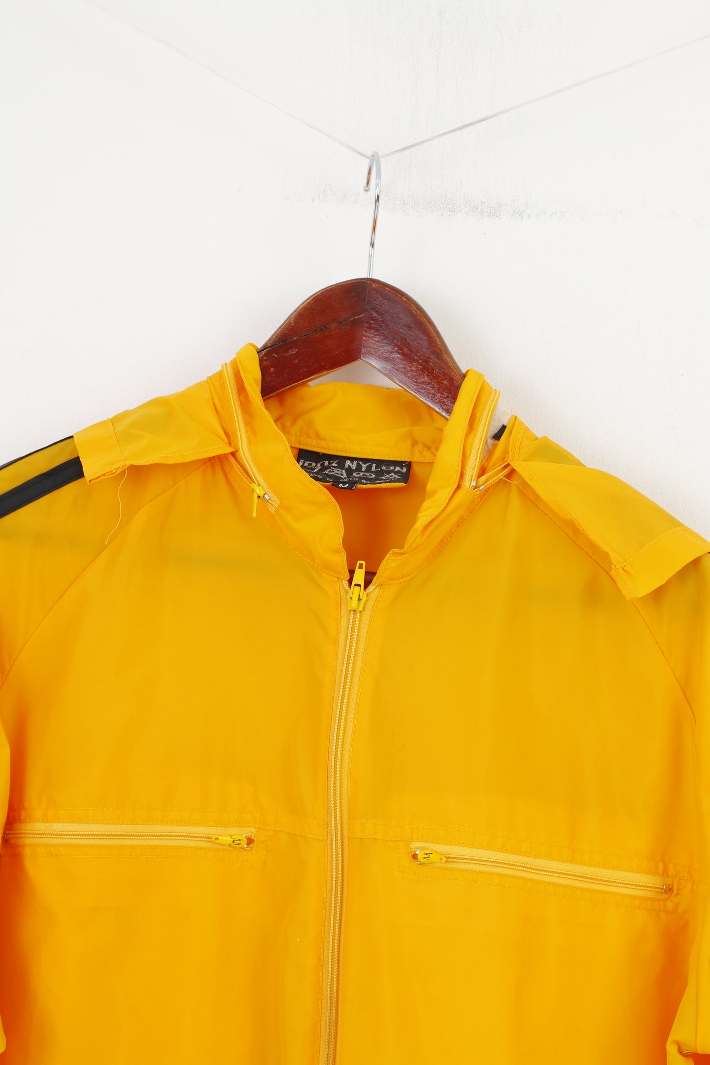 Vintage hommes M veste en Nylon rayures jaunes capuche rétractable fermeture éclair complète à manches longues imperméable vêtements d'extérieur haut