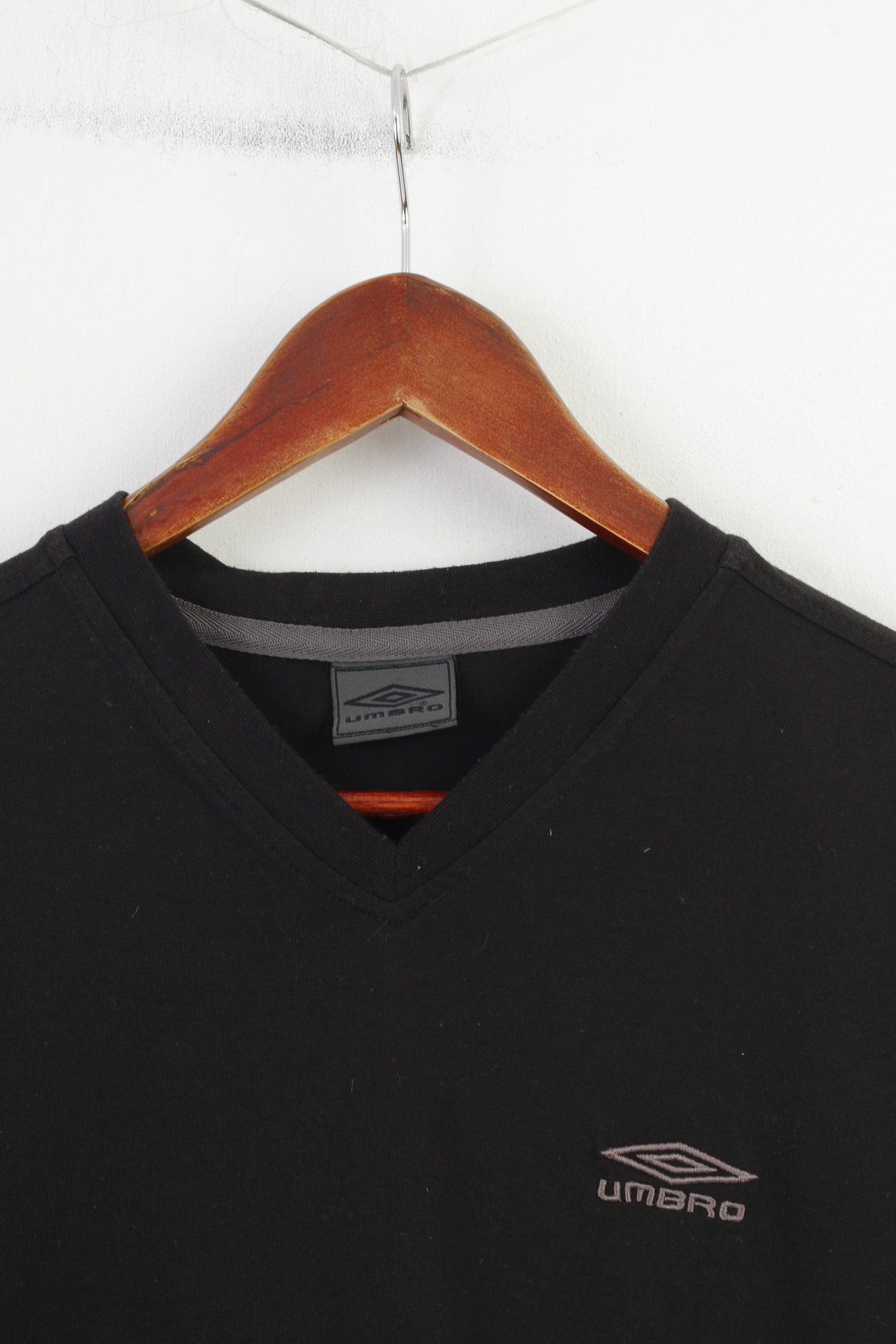 Camicia Umbro da uomo M. Top sportivo aderente in misto cotone vintage con scollo a V 