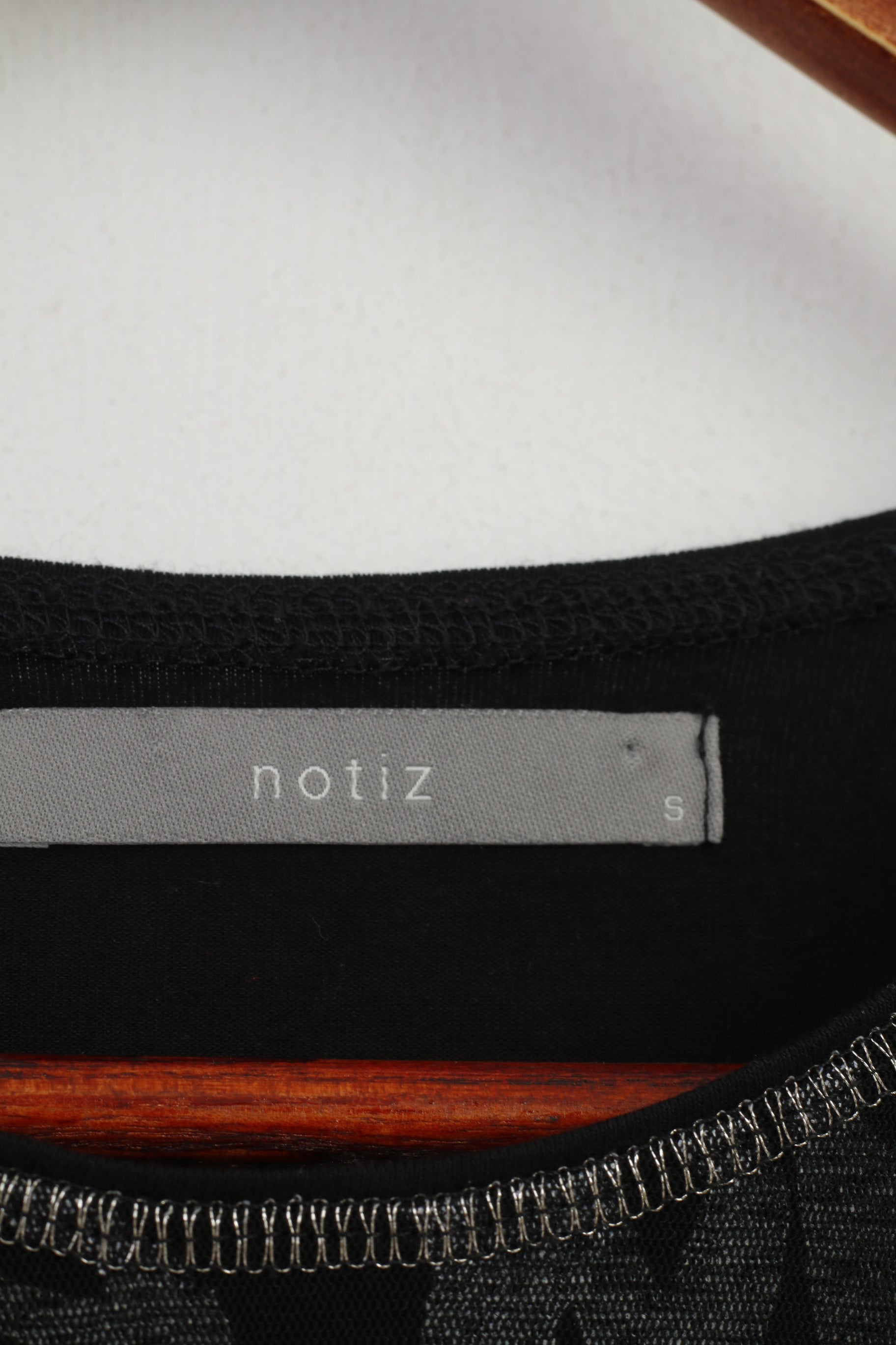 Notiz Maglietta da donna a maniche lunghe con grafica in rete nera, girocollo, top elasticizzato vintage 