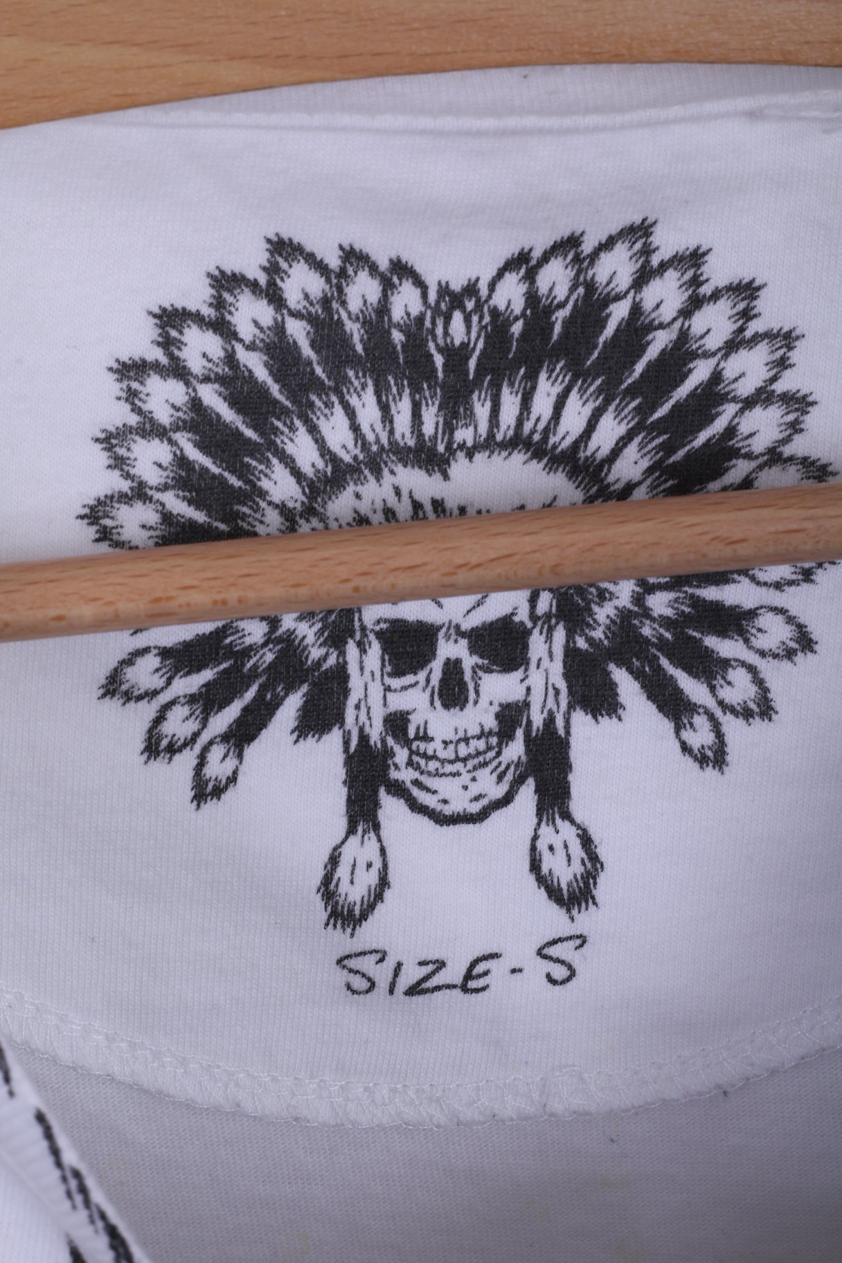 T-shirt da uomo Cedar Wood State S in cotone bianco con teschio Apache zirconi