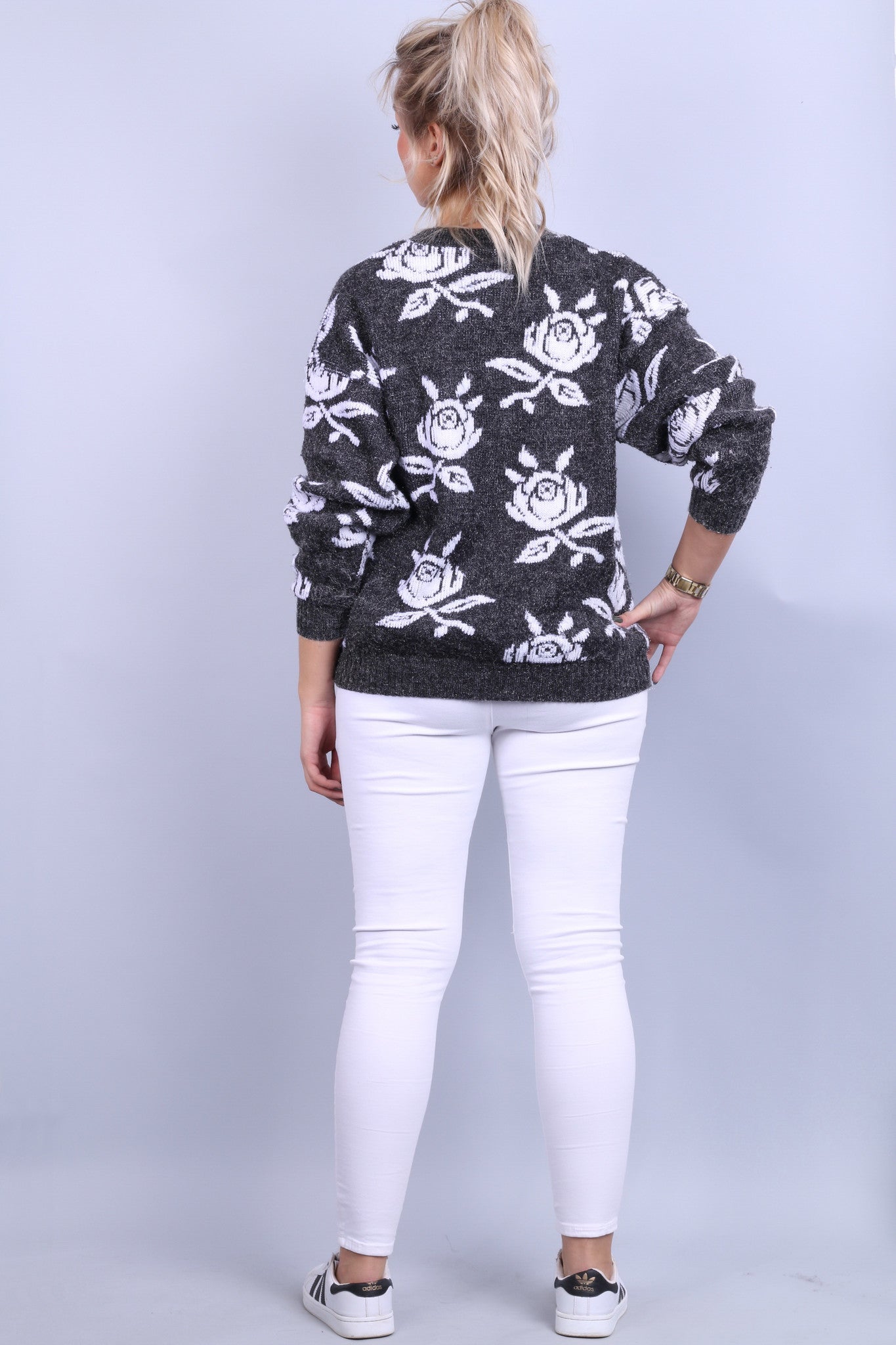 Its Knitwear UK Pull pelucheux à col rond pour femme Gris brillant Blanc Roses