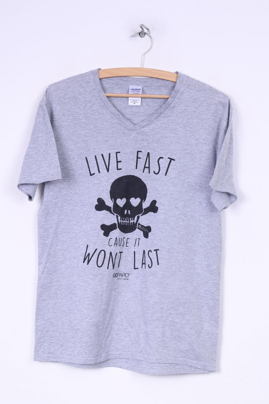 Gildan Heavy Cotton Mens M(S) T-Shirt V Neck Grey Graphic Live Fast Cause It Wont Last Summer Top