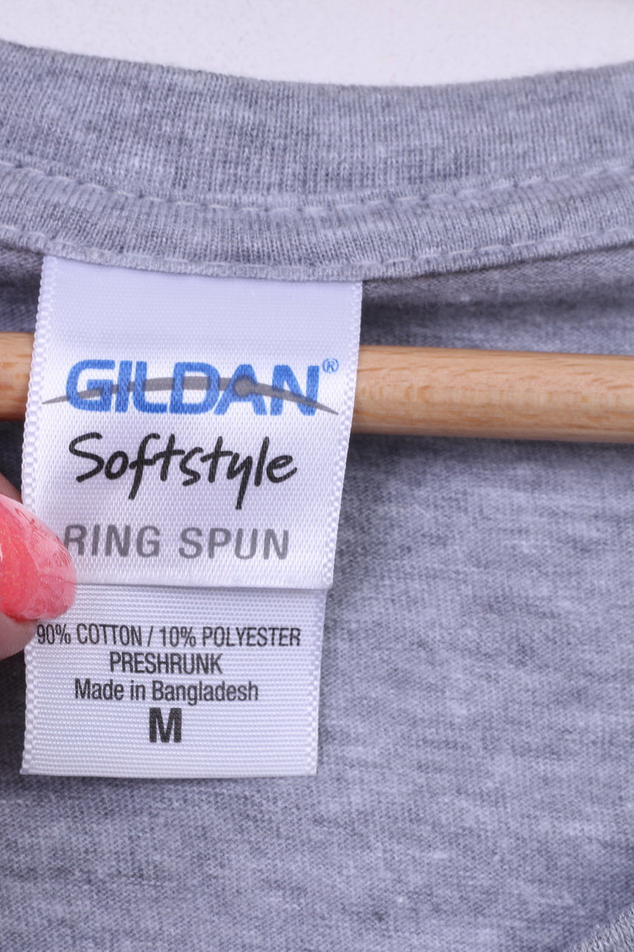 Gildan Heavy Cotton Mens M(S) T-Shirt V Neck Grey Graphic Live Fast Cause It Wont Last Summer Top