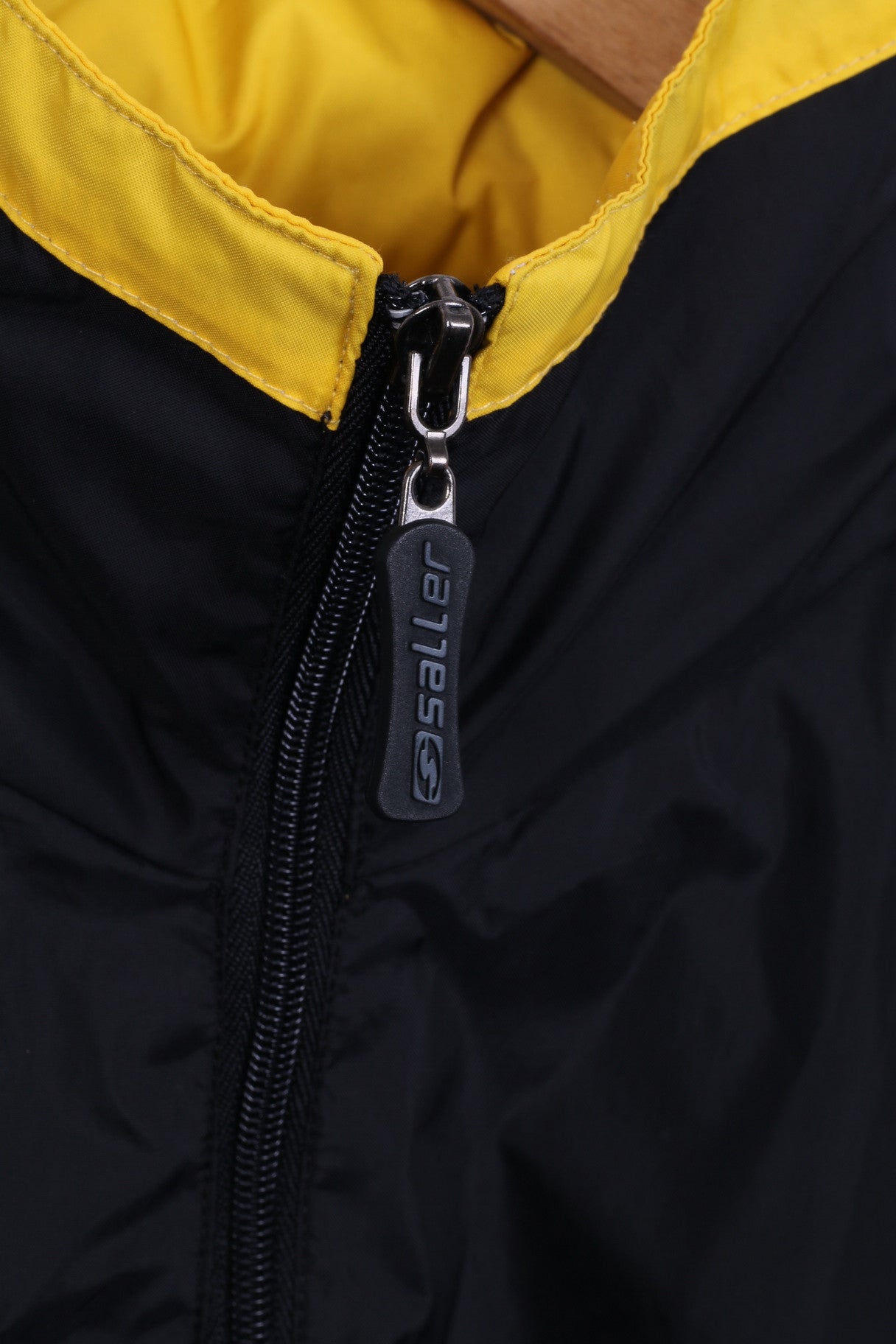 Saller Giacca da uomo L Giacca da allenamento leggera in nylon nero impermeabile con cappuccio nascosto