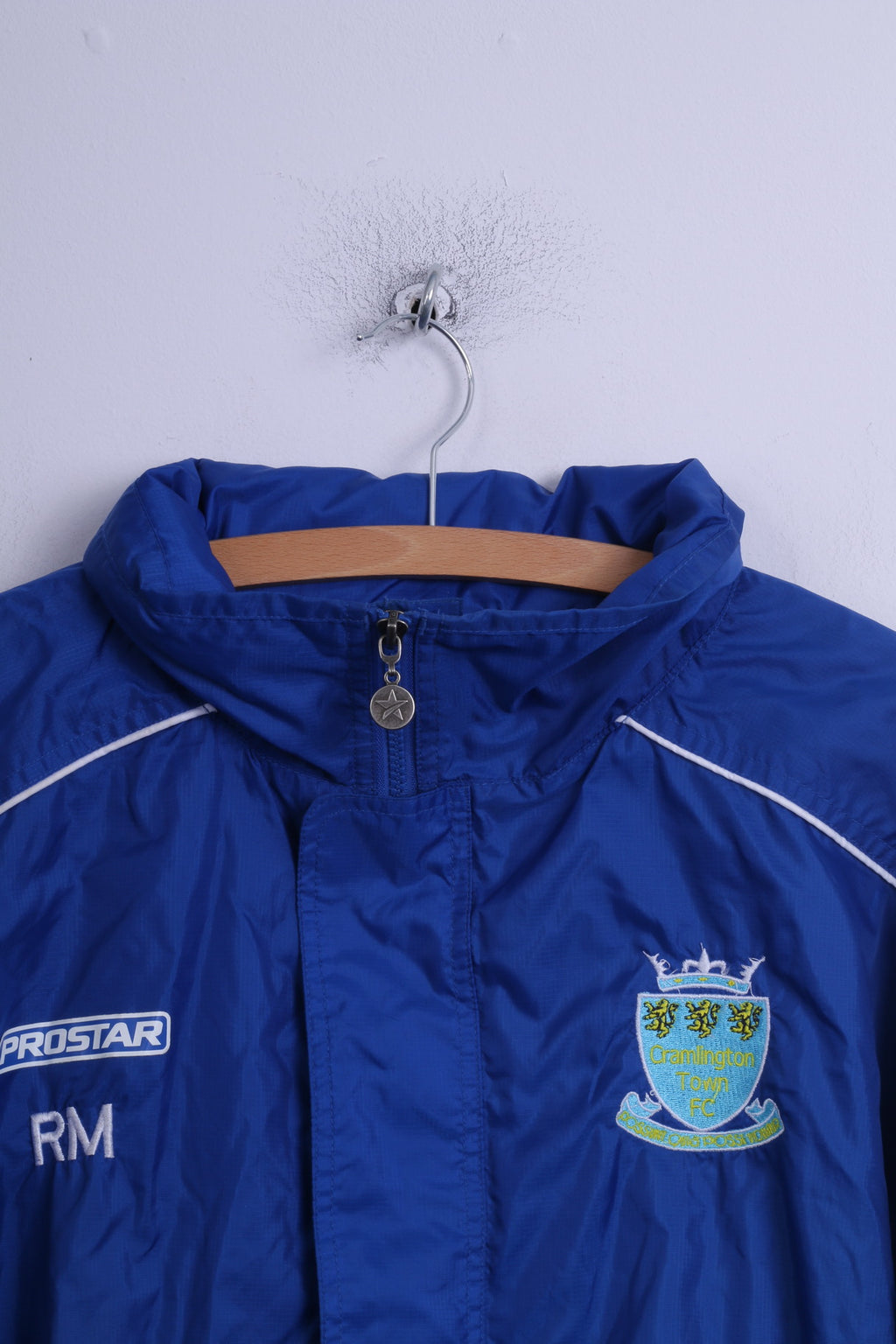 Giacca PROSTAR da uomo XL in nylon blu con cappuccio nascosto Cramlington Town FC