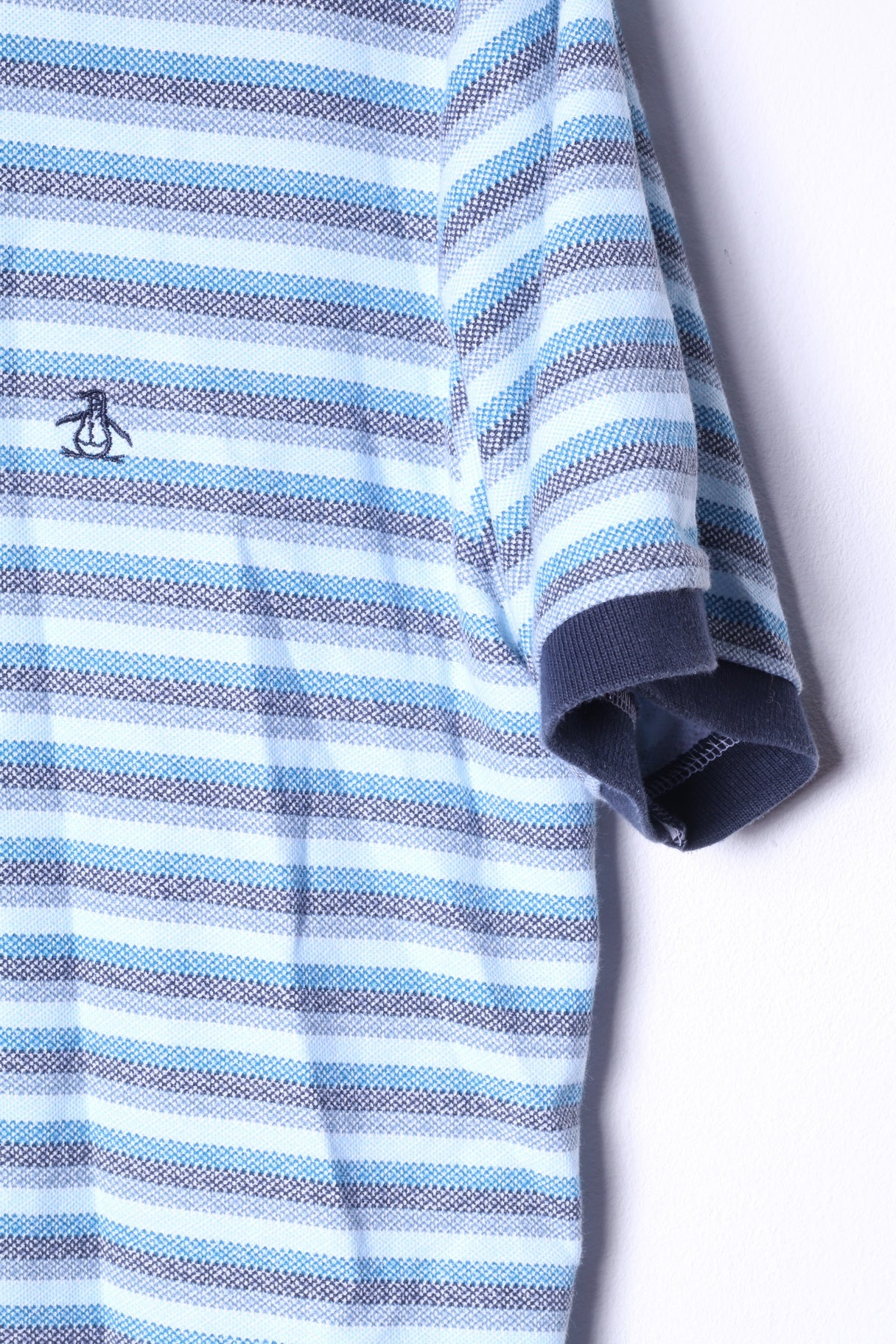 Polo da uomo Penguin L (M) Polo in cotone a righe blu con dettagli sulla parte superiore