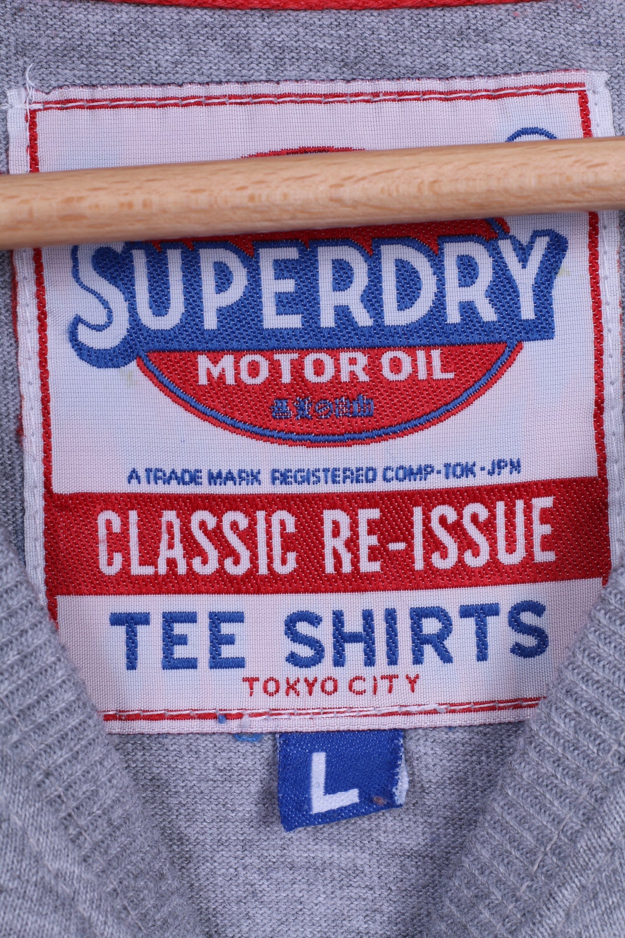 Superdry Homme L T-Shirt Tokyo Motor Oil Graohic Haut en Coton Ras du Cou Délavé