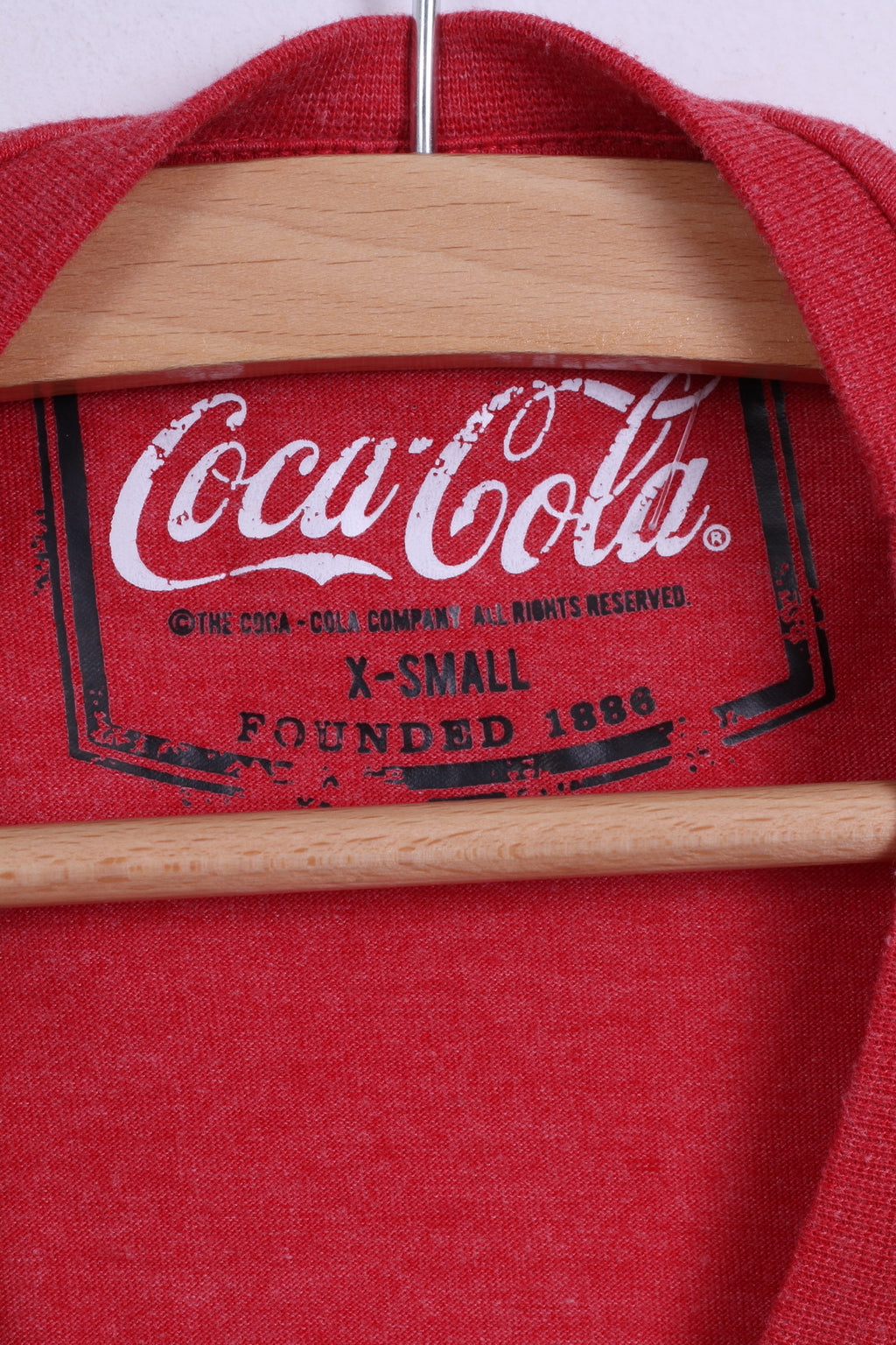 George T-shirt XS à col rond en coton graphique Coca Cola pour femme Rouge