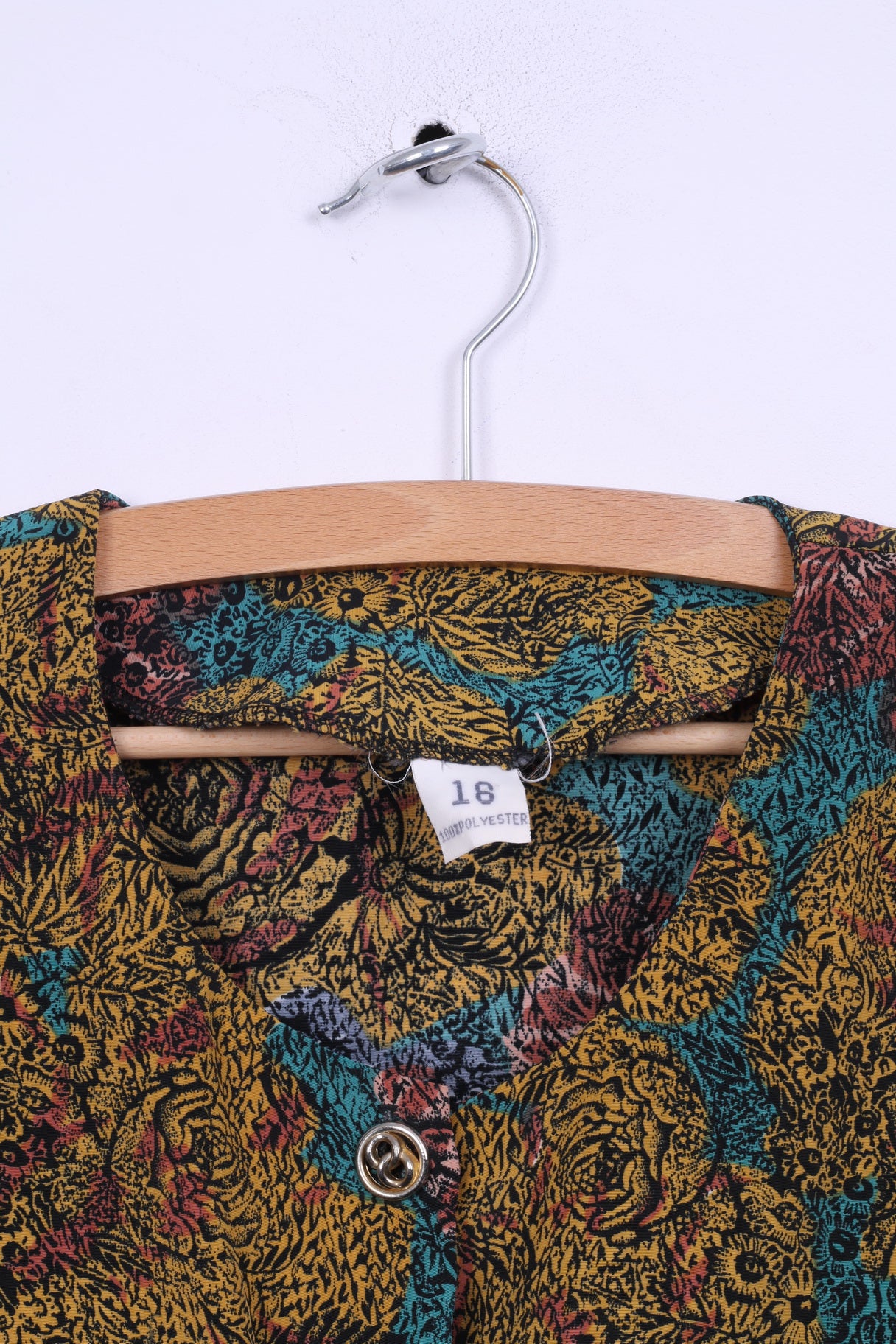 Chemise femme 18 L matière douce brillante boutons dorés épaulettes imprimées multiples haut