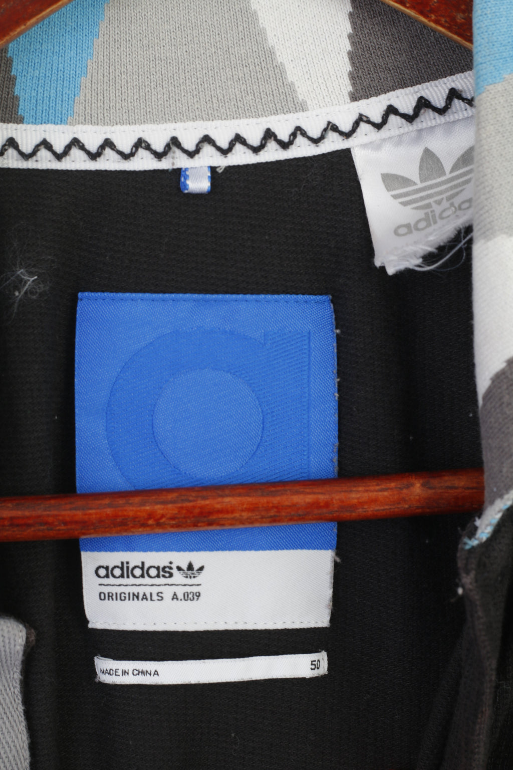 Polo Adidas Originals da uomo anni '50 in cotone nero con colletto stampato e tasca aderente