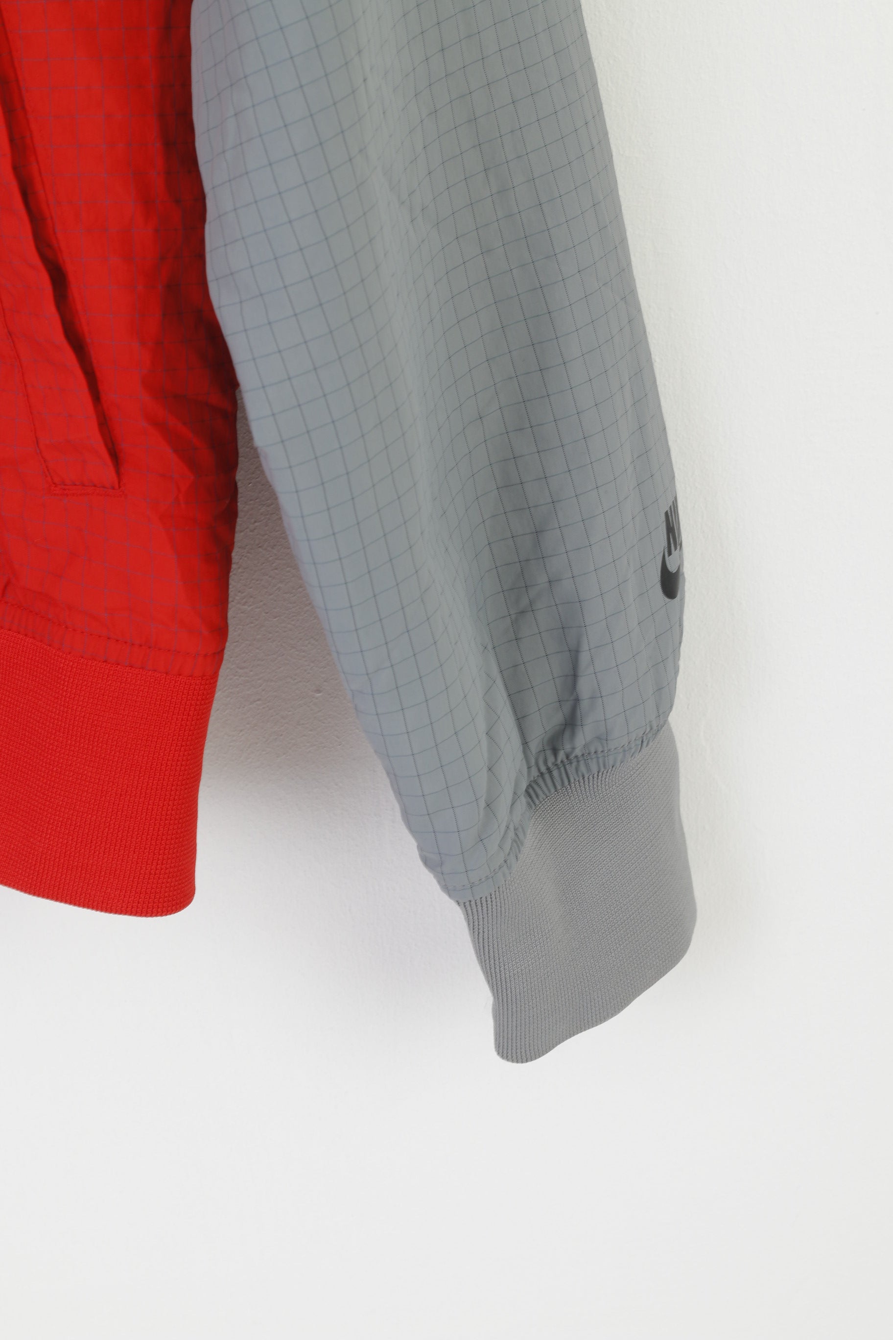 Giacca da uomo Nike S grigio rosso vintage nylon cerniera intera abbigliamento sportivo con colletto