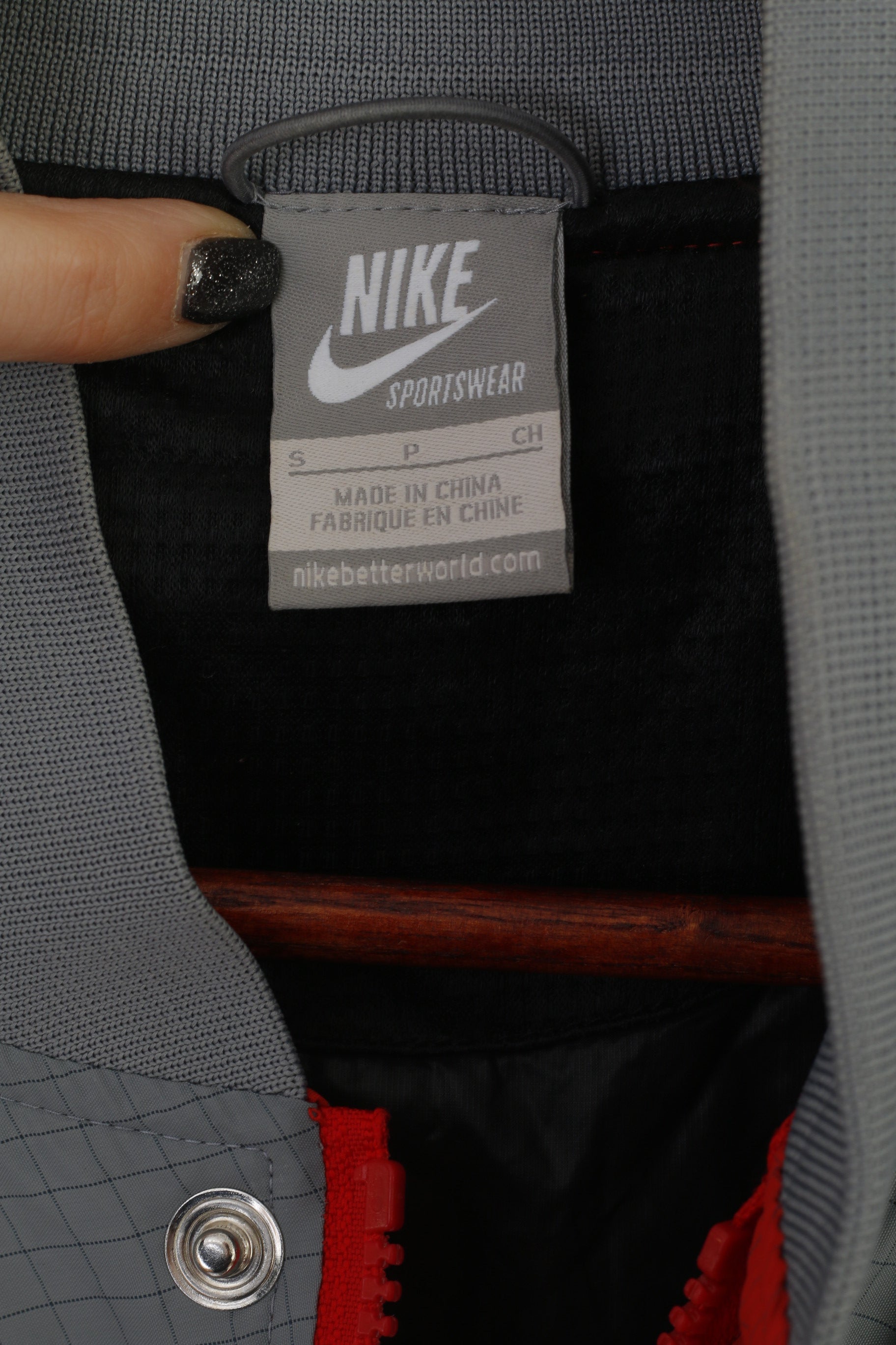 Giacca da uomo Nike S grigio rosso vintage nylon cerniera intera abbigliamento sportivo con colletto