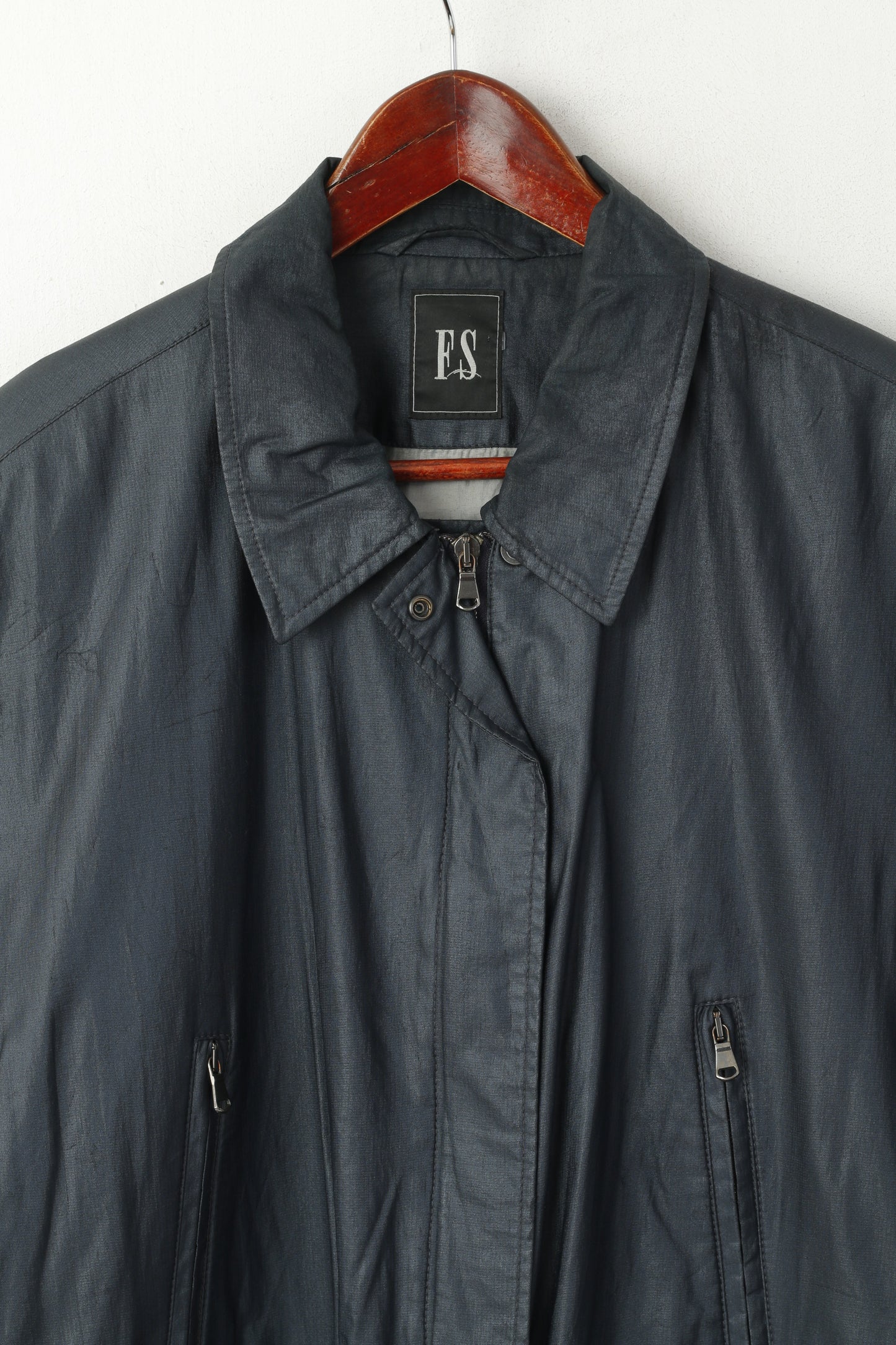 Vendo giacca da donna 16 42 XL blu scuro vintage lucido lungo con cerniera intera e spalline superiori
