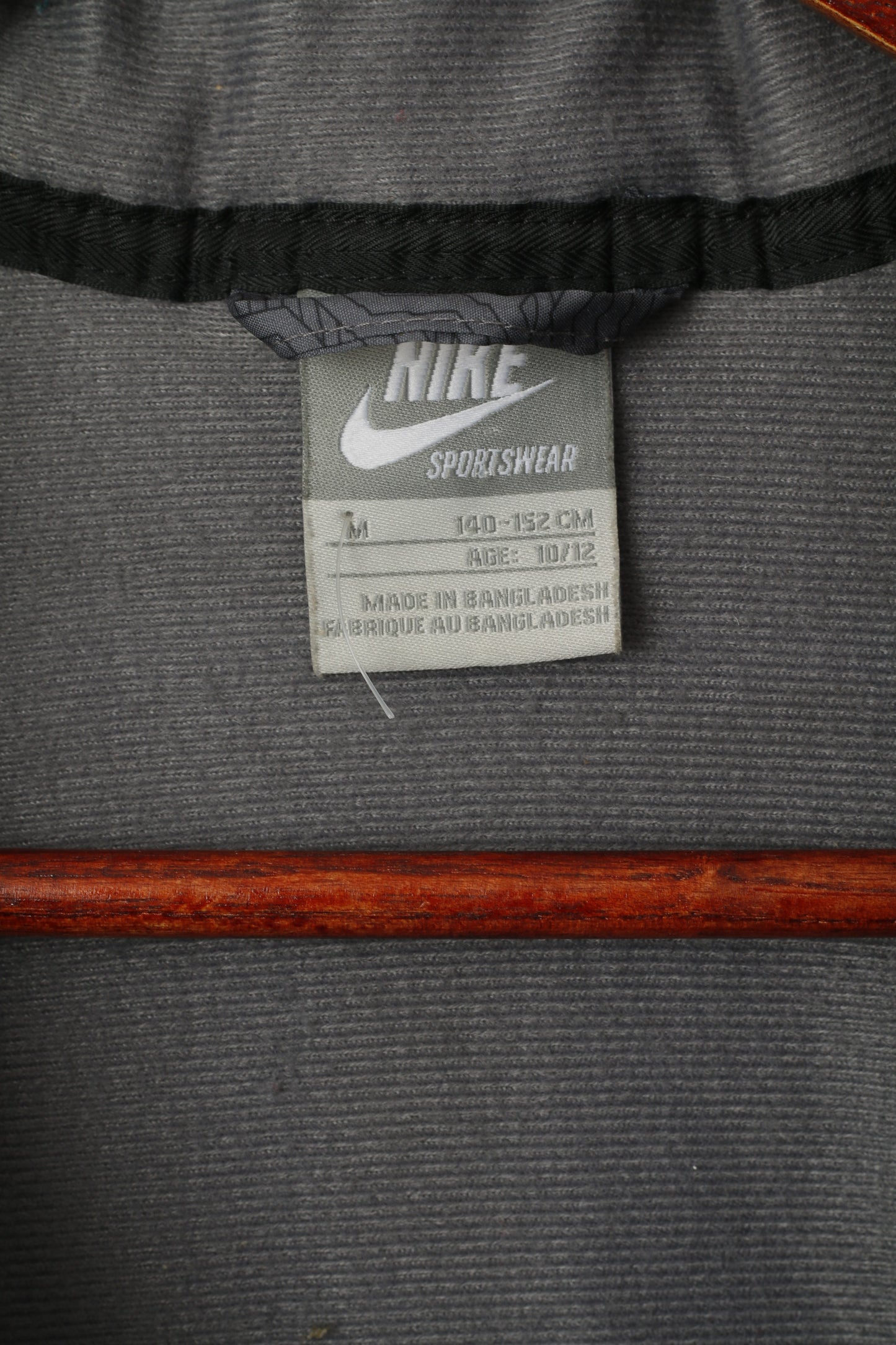 Nike Youth 10 - 12 Age 140/152 Giacca grigia imbottita stampata Sportswear Top con cerniera