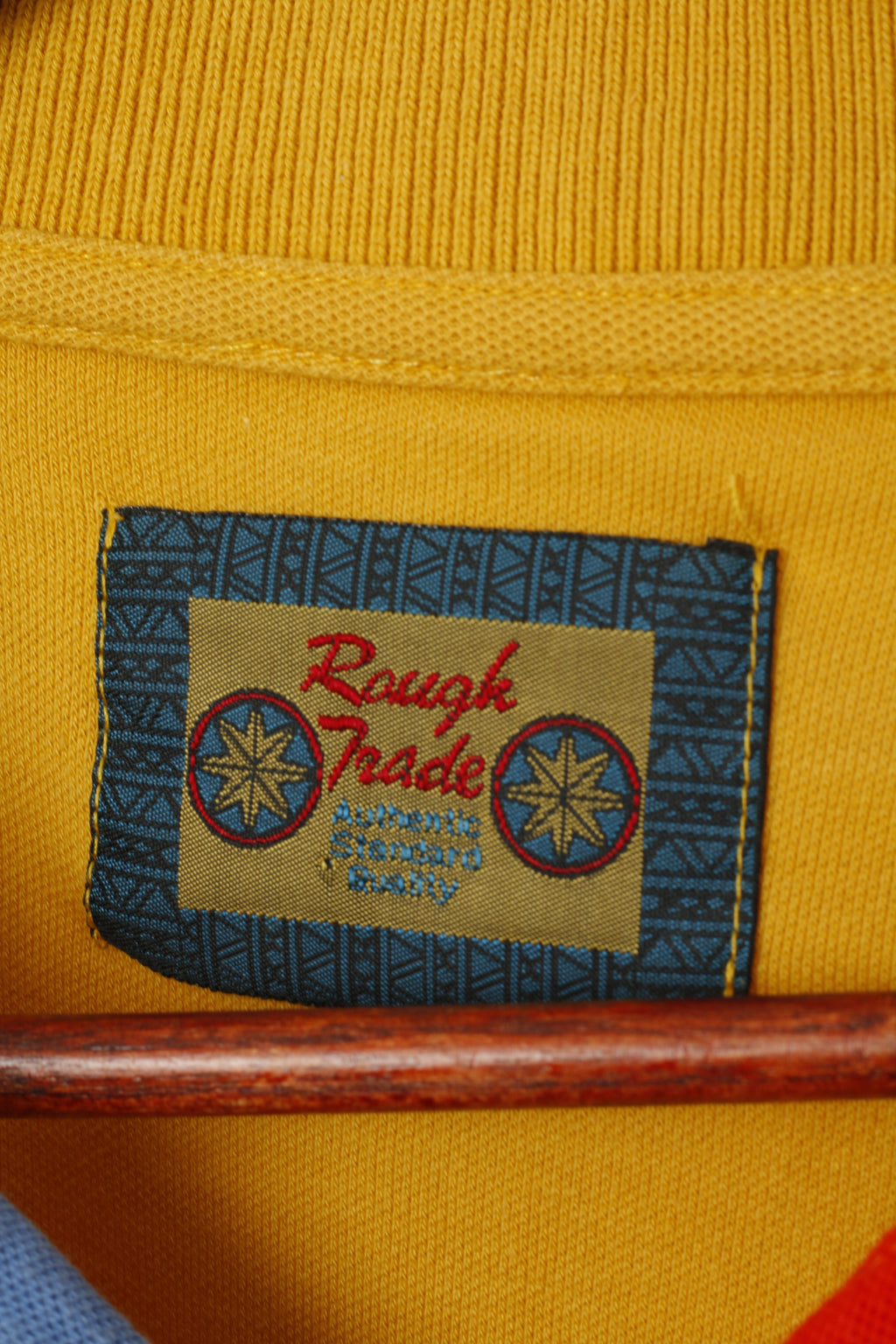 Polo da uomo Rough Trade L, top classico in cotone senape, tasca vintage, tinta unita