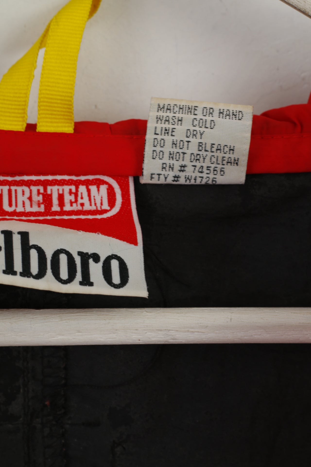 Giacca Marlboro Adventure Team da uomo L in nylon rosso nero vintage anni '90 con cerniera