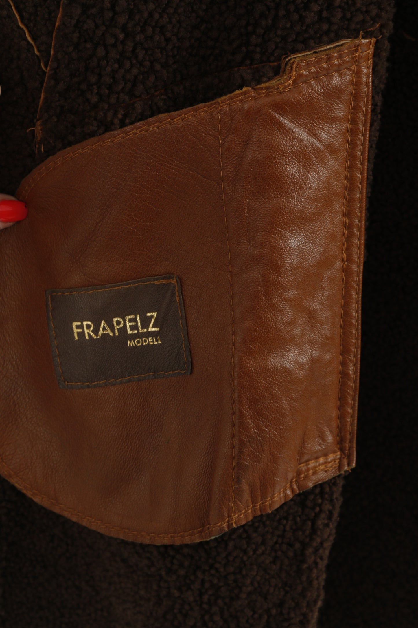 Giacca Frapelz modello donna L in pelle marrone vintage anni '90 con bottoni e parte superiore lunga