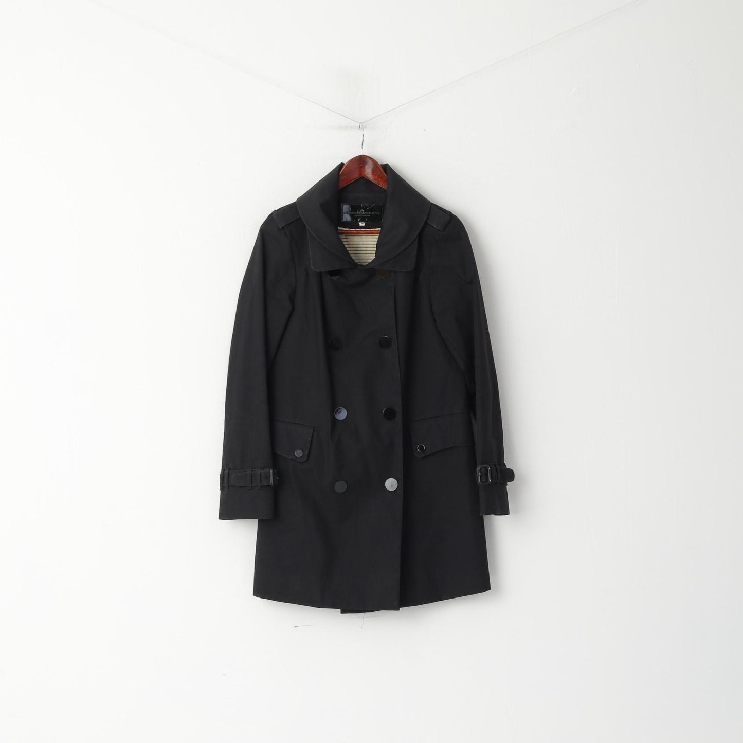 Collezione Remix dei designer di Charlotte Eskildsen Cappotto da donna 38 S Trench doppiopetto nero con bottoni automatici