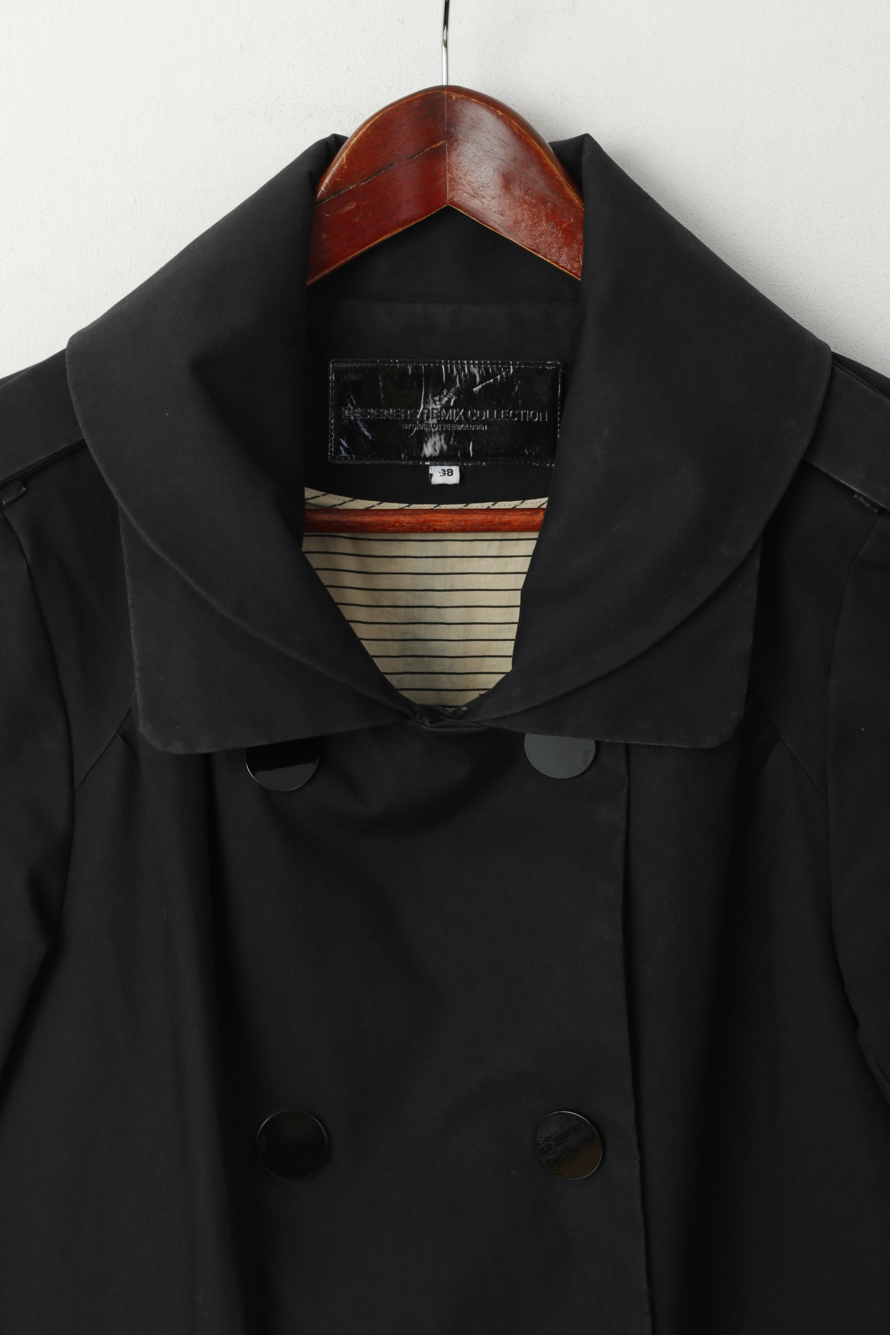 Collezione Remix dei designer di Charlotte Eskildsen Cappotto da donna 38 S Trench doppiopetto nero con bottoni automatici