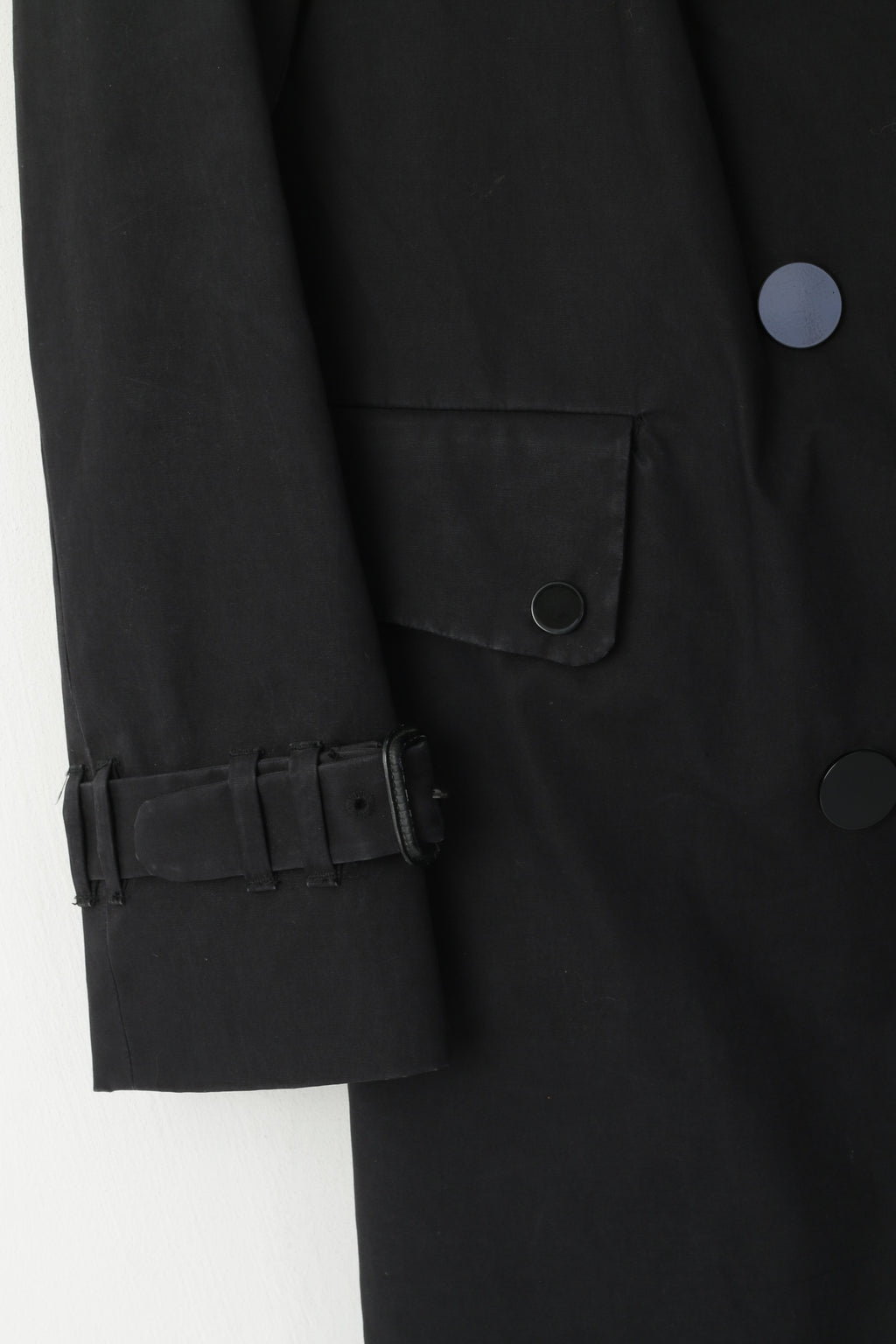 Collezione Remix dei designer di Charlotte Eskildsen Cappotto da donna 38 S Trench doppiopetto nero con bottoni automatici