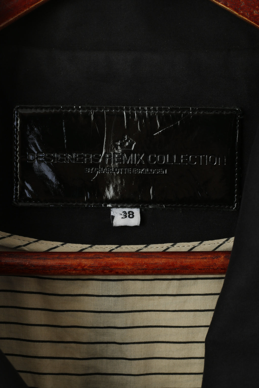 Collezione Remix dei designer di Charlotte Eskildsen Cappotto da donna 38 S Trench doppiopetto nero con bottoni automatici