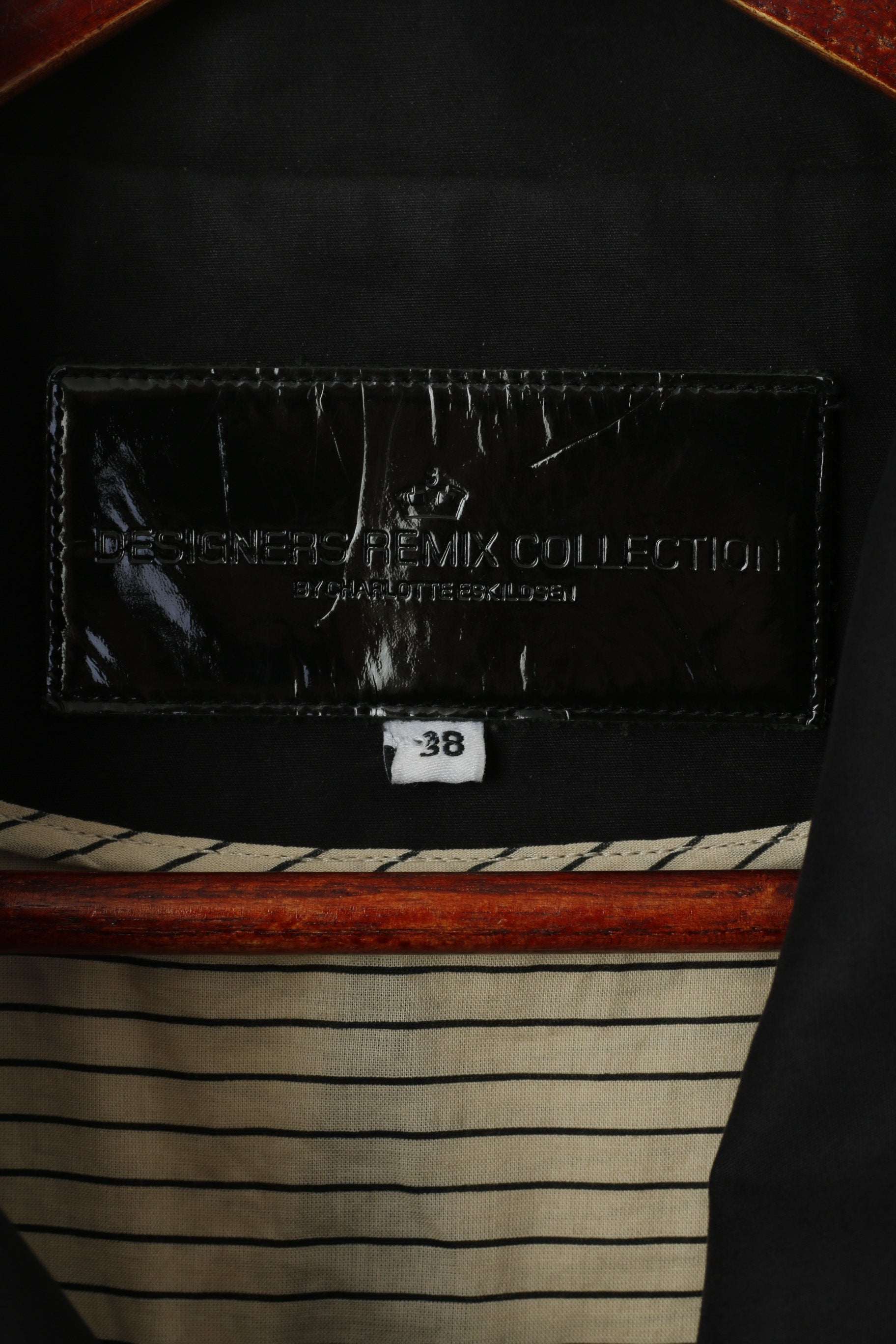 Collezione Remix dei designer di Charlotte Eskildsen Cappotto da donna 38 S Trench doppiopetto nero con bottoni automatici