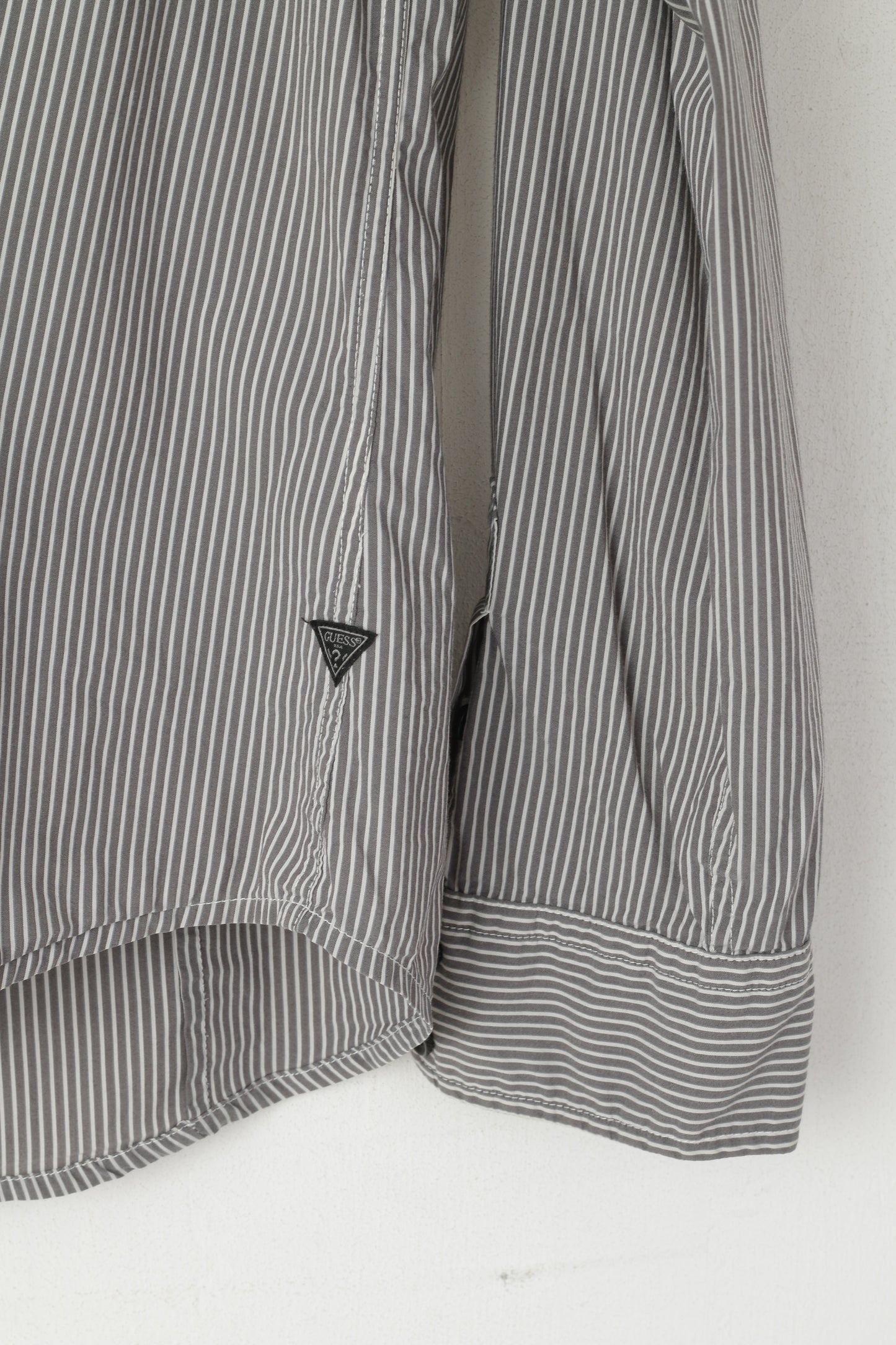 Guess Camicia casual da uomo M. Top con taschino a maniche lunghe in cotone elasticizzato a righe grigie