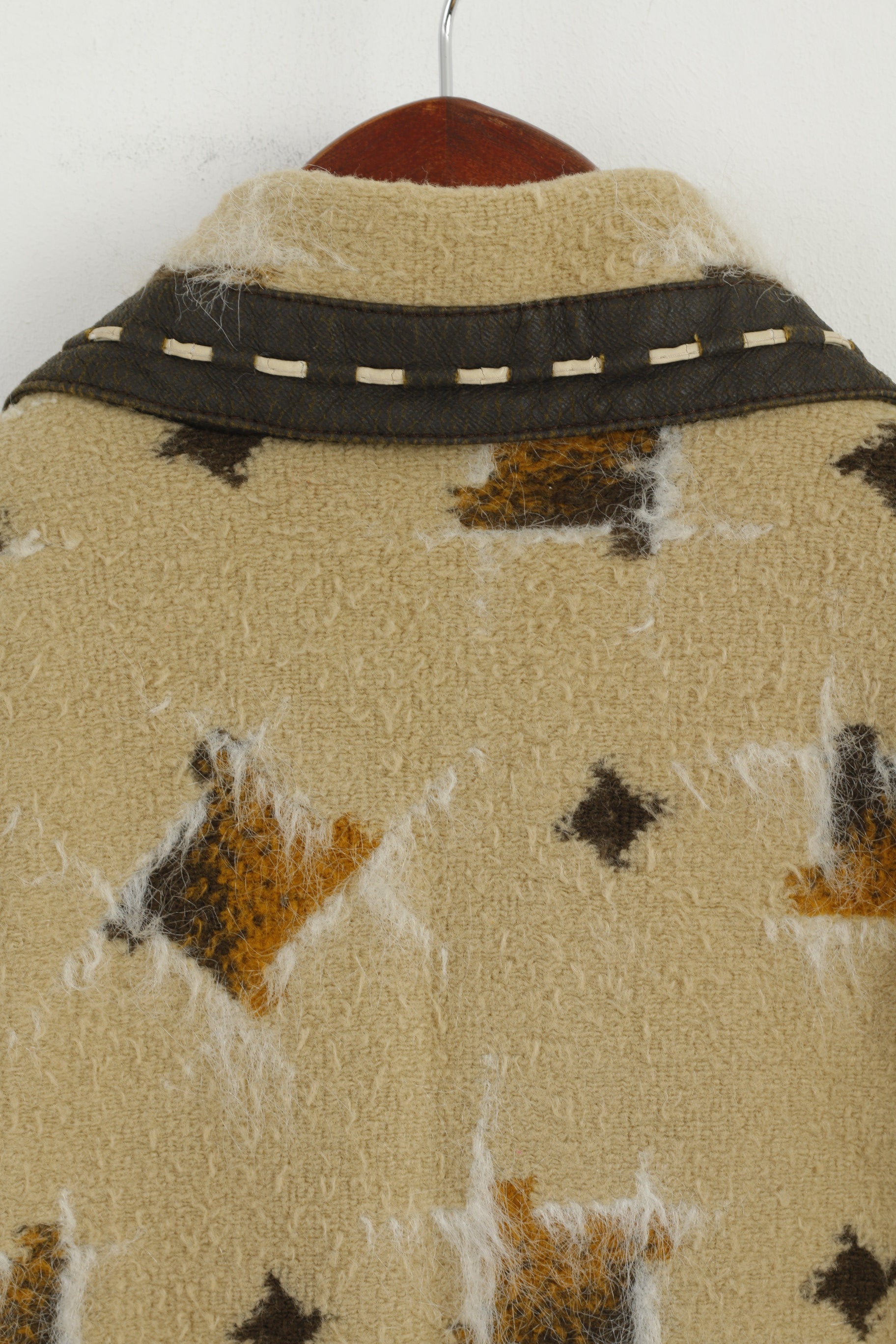 Classic Style Women S Coat Beige Vintage Magnesium Clasp Patterned Retro Top