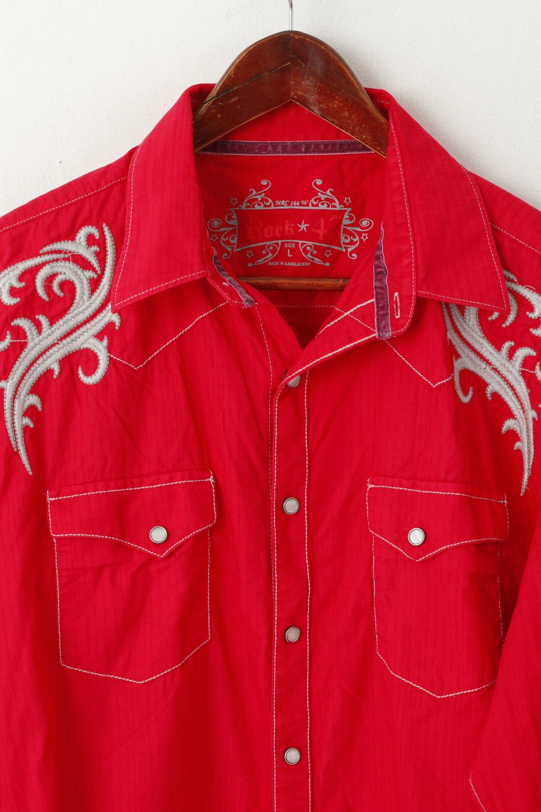 Camicia casual da uomo Rock 47 L. Top a maniche lunghe con bottoni automatici in cotone rosso con perle ricamate