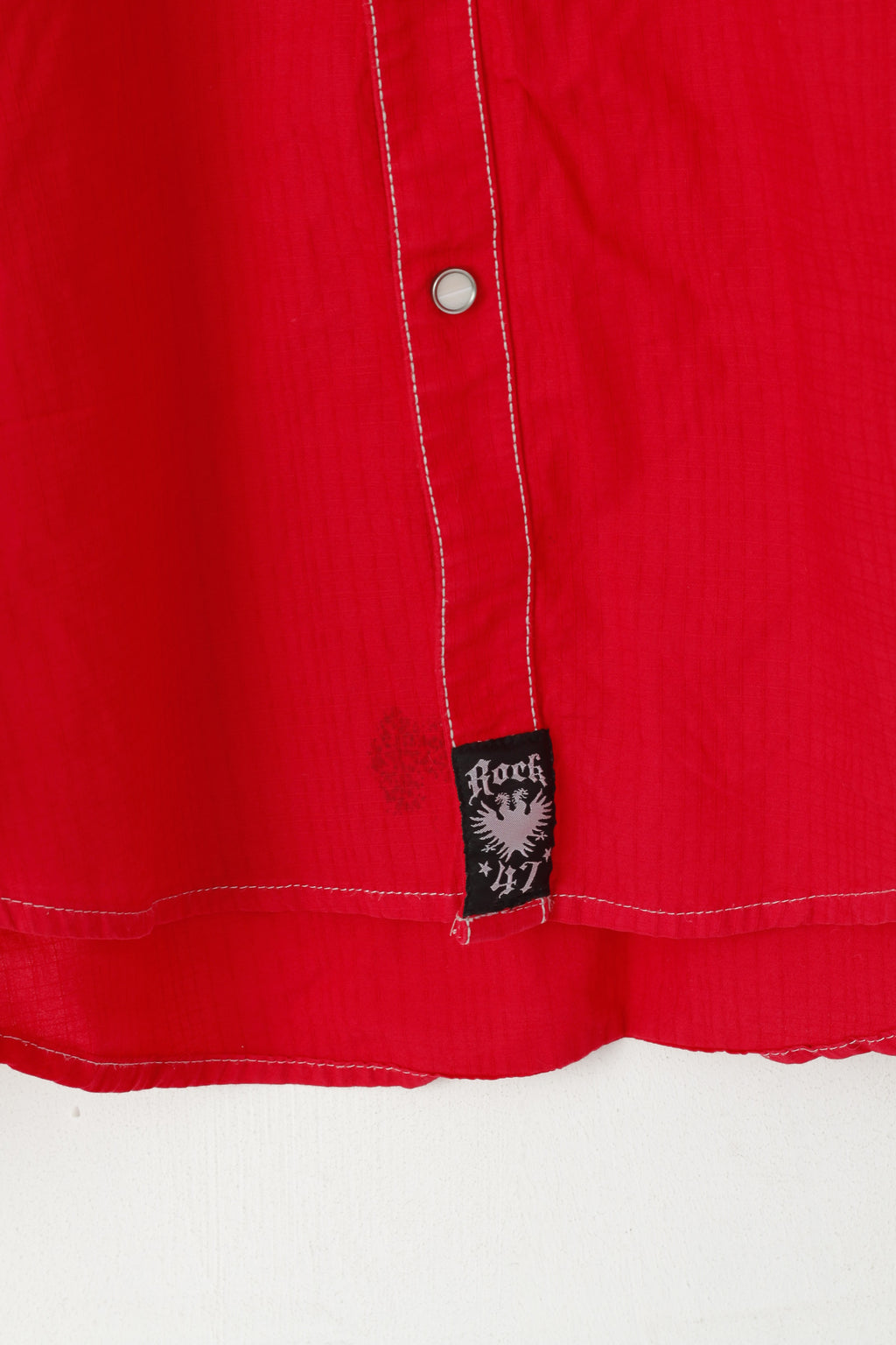 Camicia casual da uomo Rock 47 L. Top a maniche lunghe con bottoni automatici in cotone rosso con perle ricamate