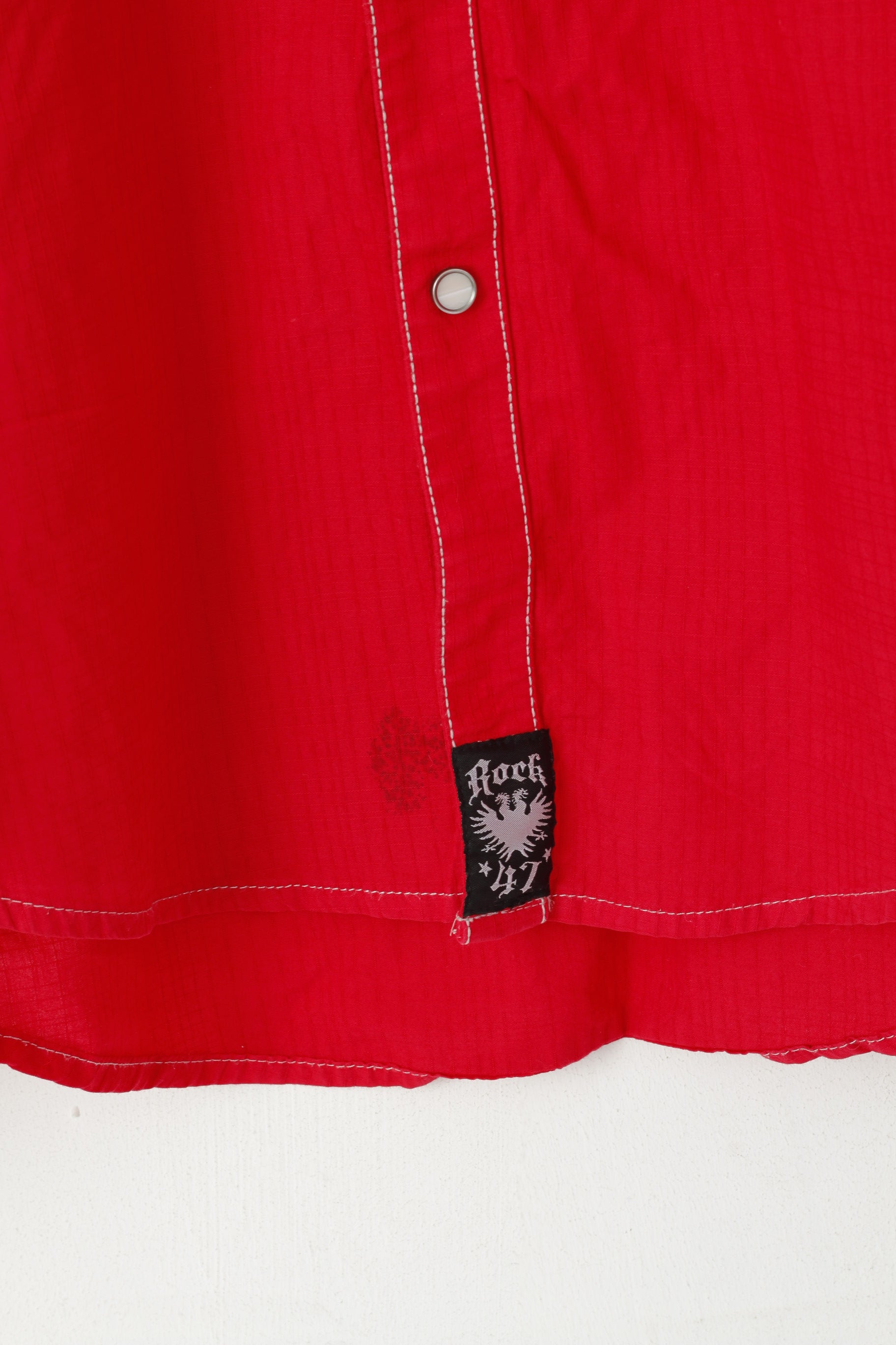 Camicia casual da uomo Rock 47 L. Top a maniche lunghe con bottoni automatici in cotone rosso con perle ricamate