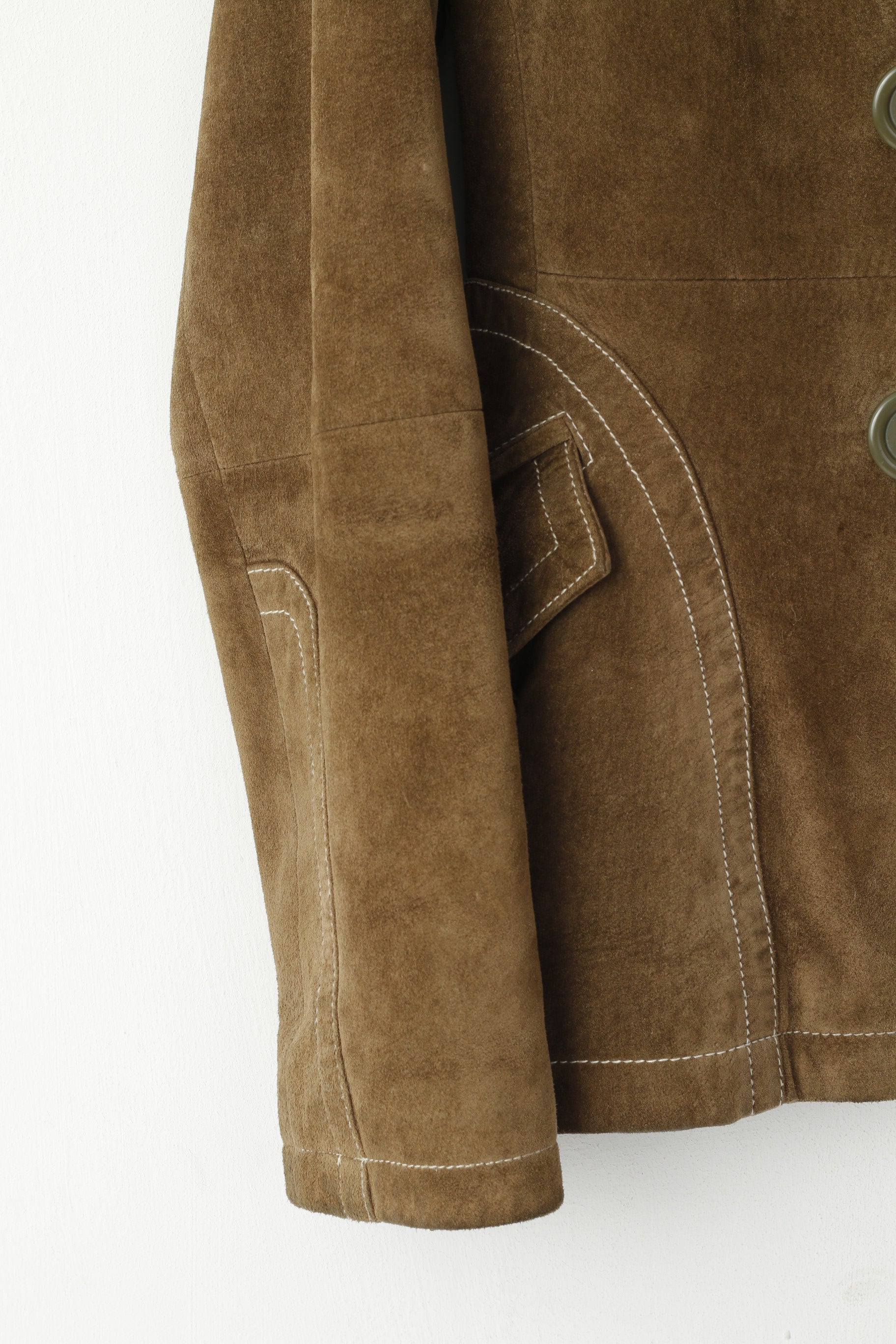 Giacca da donna vintage 40 M. Top da motociclista con tasche classiche in pelle scamosciata verde con bottoni