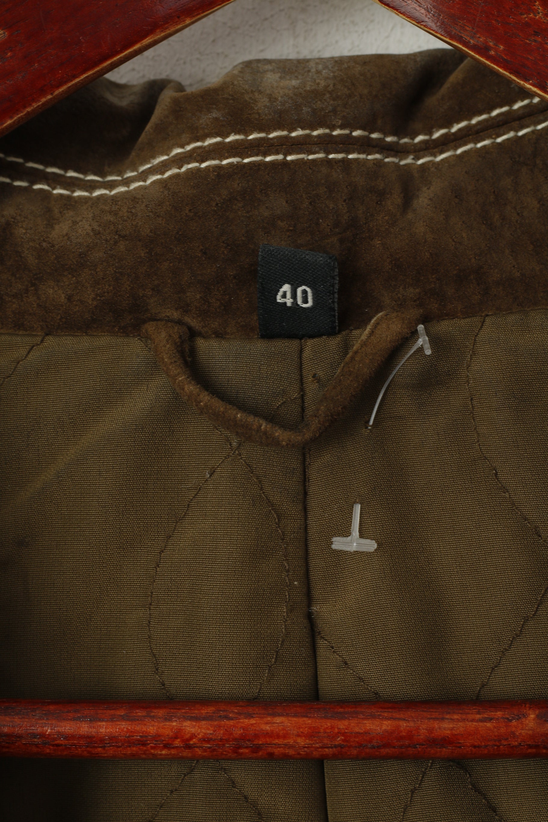 Giacca da donna vintage 40 M. Top da motociclista con tasche classiche in pelle scamosciata verde con bottoni