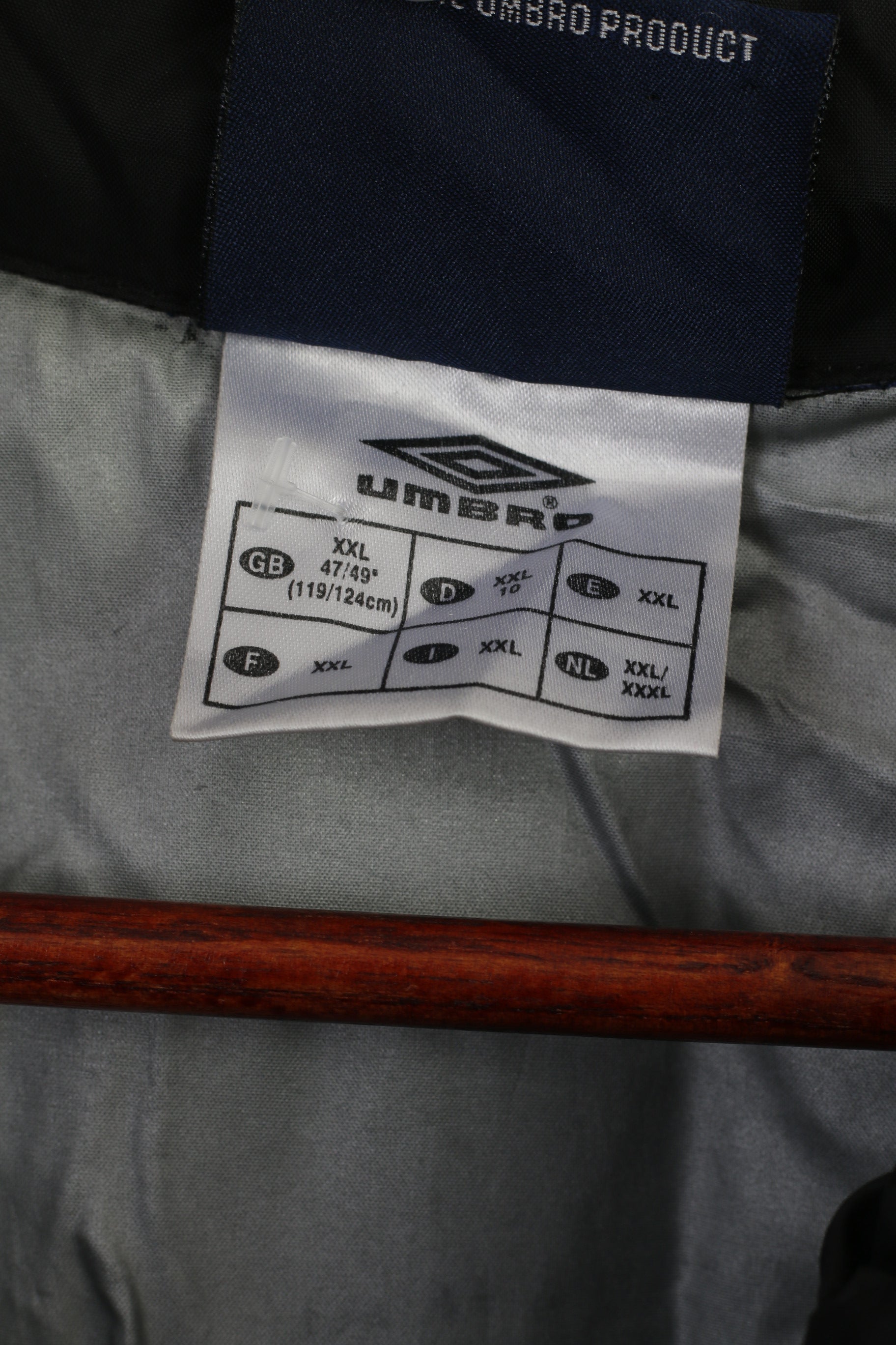 Giacca Umbro da uomo XXL in nylon nero impermeabile con cerniera intera cappuccio nascosto top sportivo