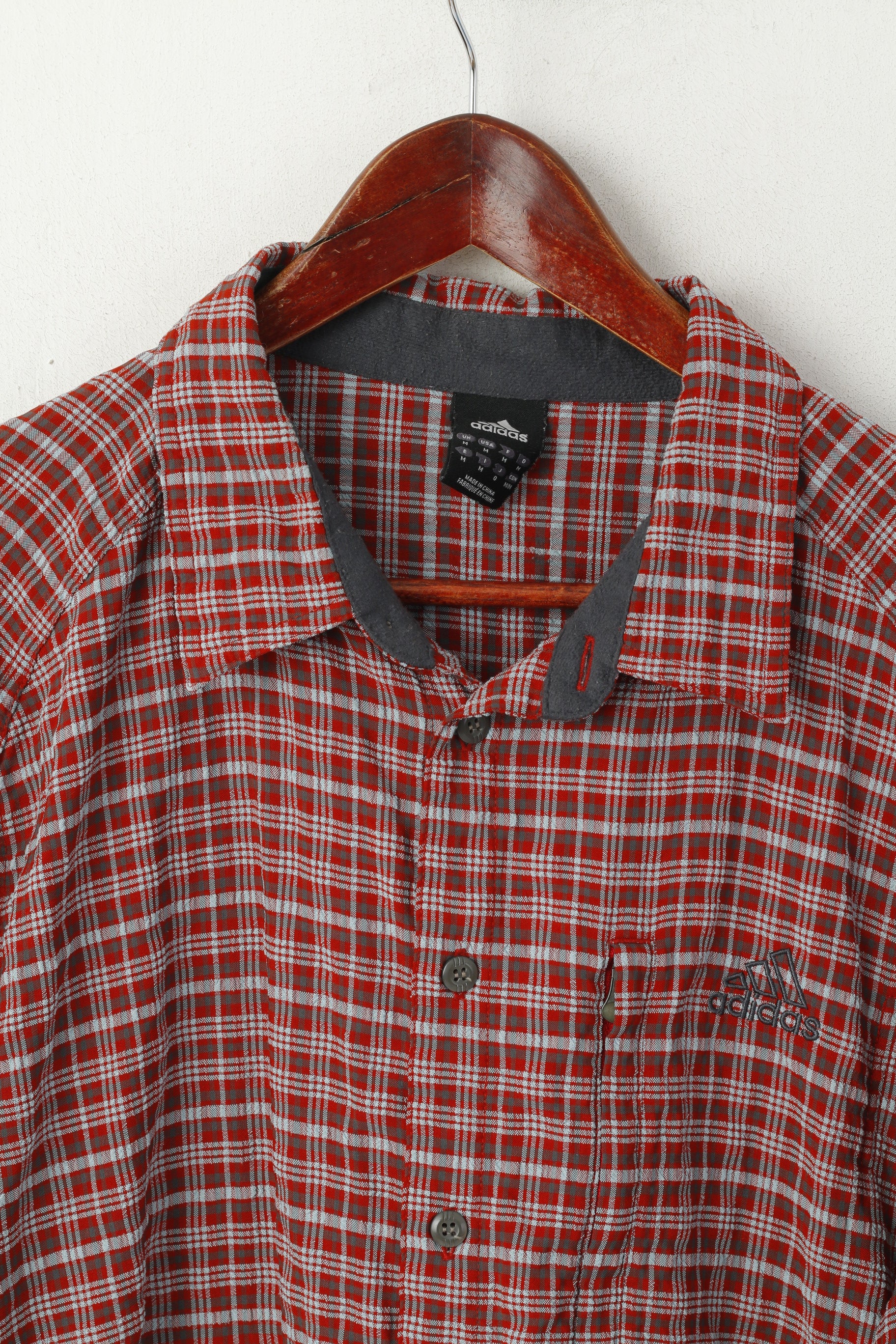 Camicia casual Adidas da uomo M. Top a maniche lunghe con bottoni dettagliati a quadretti rossi per esterni