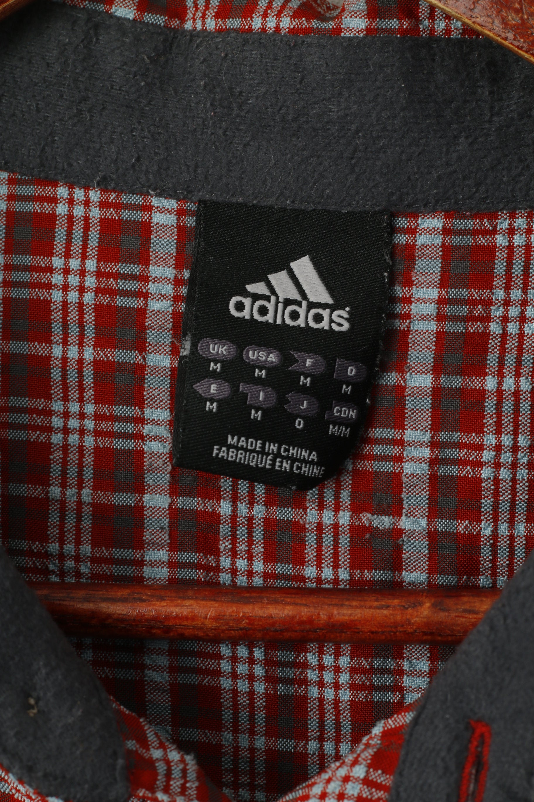 Camicia casual Adidas da uomo M. Top a maniche lunghe con bottoni dettagliati a quadretti rossi per esterni
