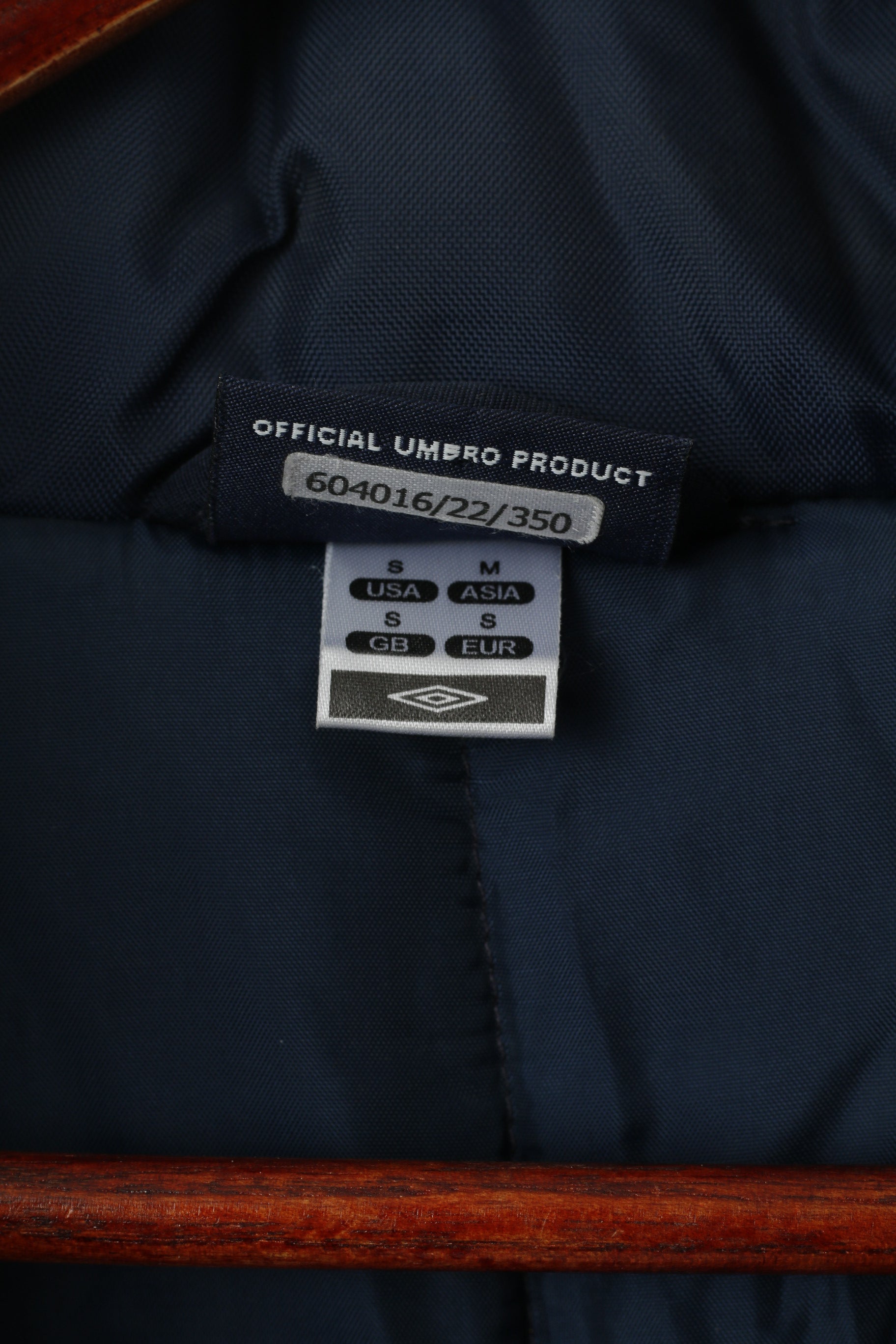 Giacca Umbro da uomo blu vintage in nylon impermeabile con cappuccio nascosto leggermente imbottito