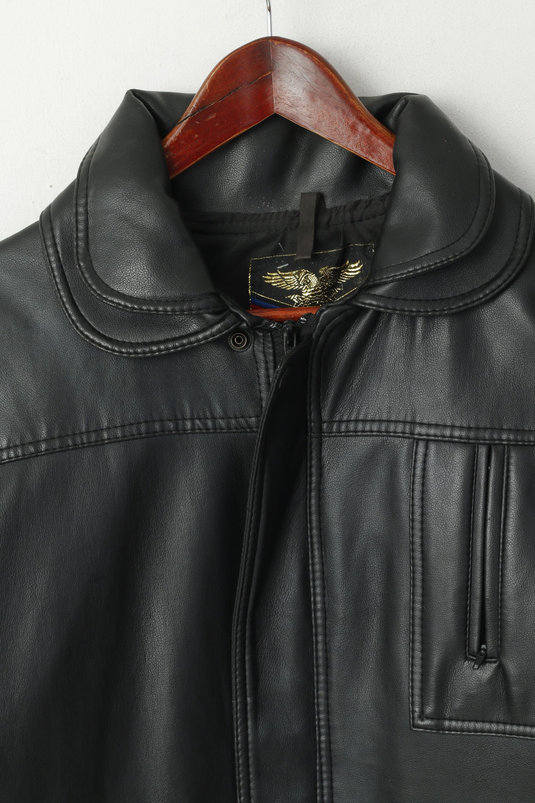 Giacca vintage da uomo L. Spalline casual in pelle nera. Italia. Cerniera intera classica