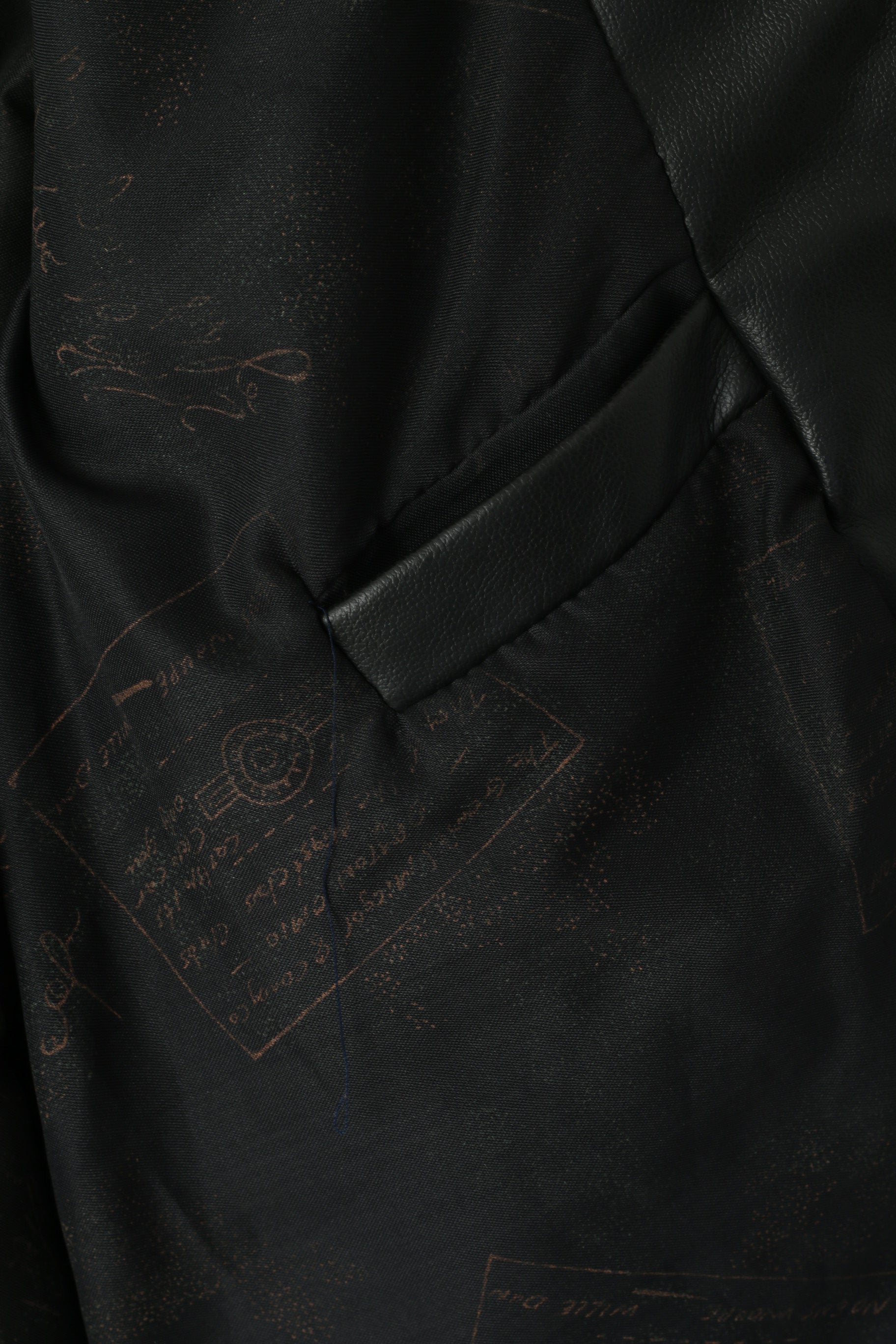 Giacca vintage da uomo L. Spalline casual in pelle nera. Italia. Cerniera intera classica